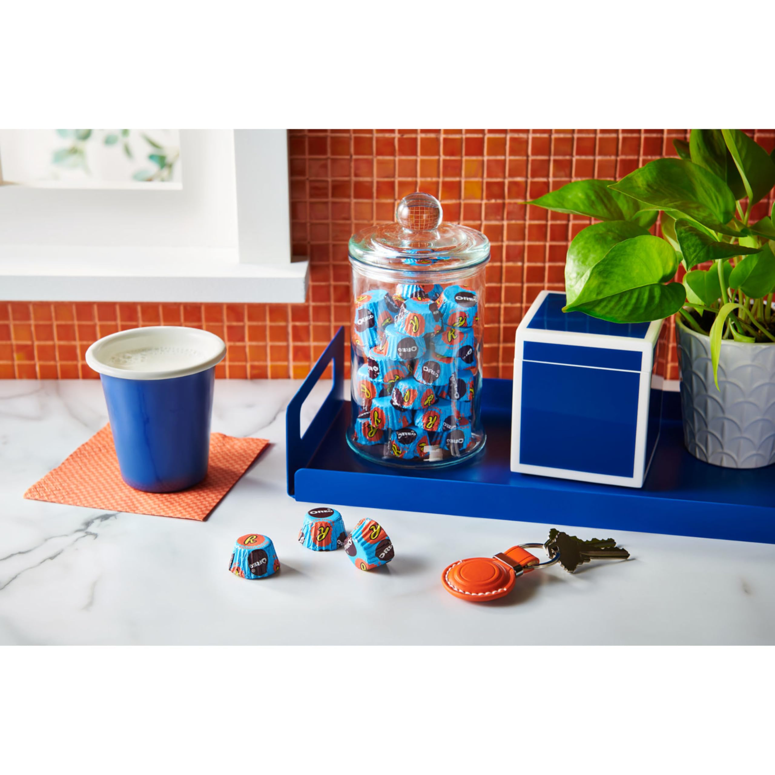 REESES OREO Miniatures Milk Chocolate and White Creme Peanut Butter Cups Candy Share Pack 9 oz — view 5