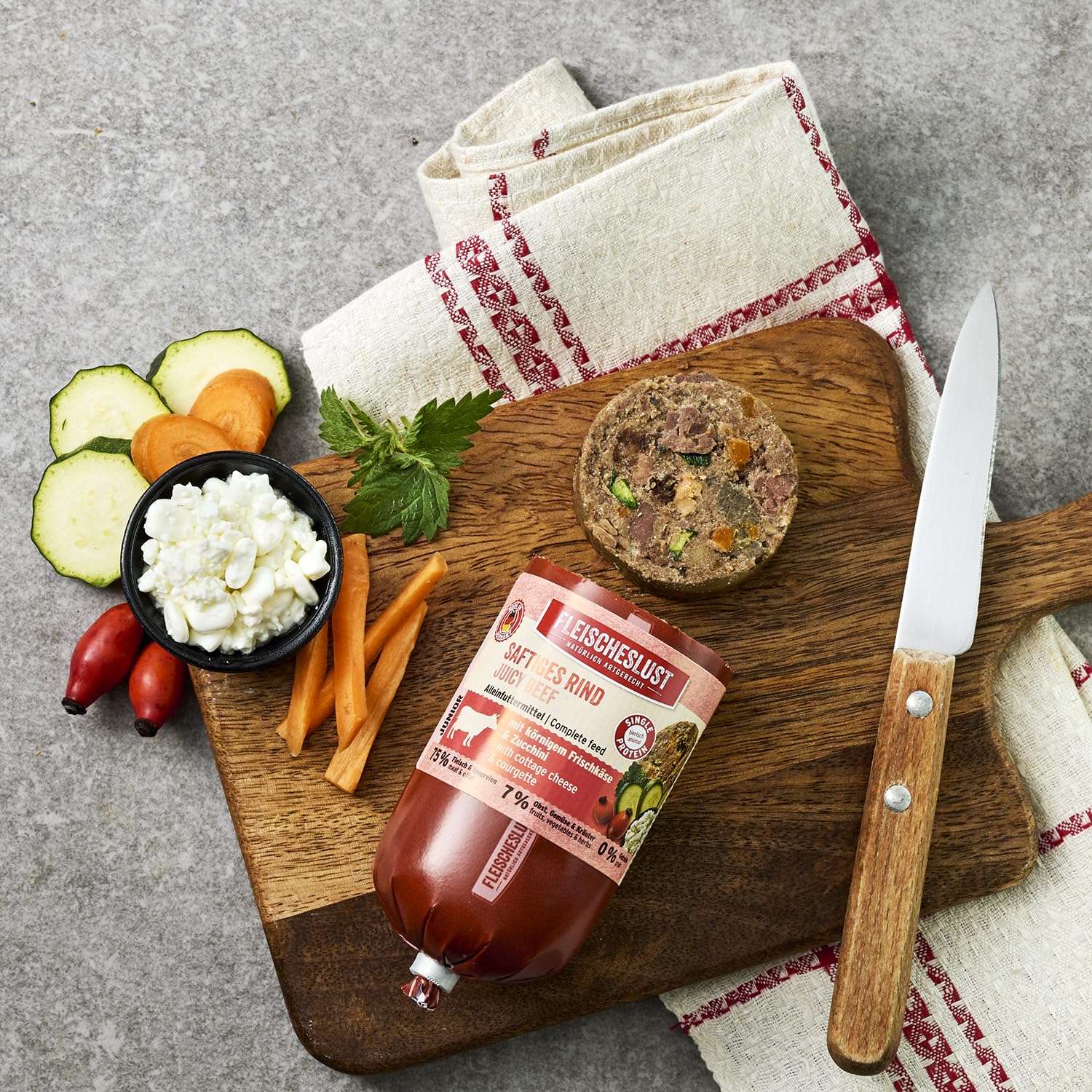 Fleischeslust Saucisse pour chien Junior - Bœuf juteux avec fromage frais en grains et courgettes (15 x 200 g) - Nourriture humide résistante aux coupures et sans céréales - Nourriture pour chiens