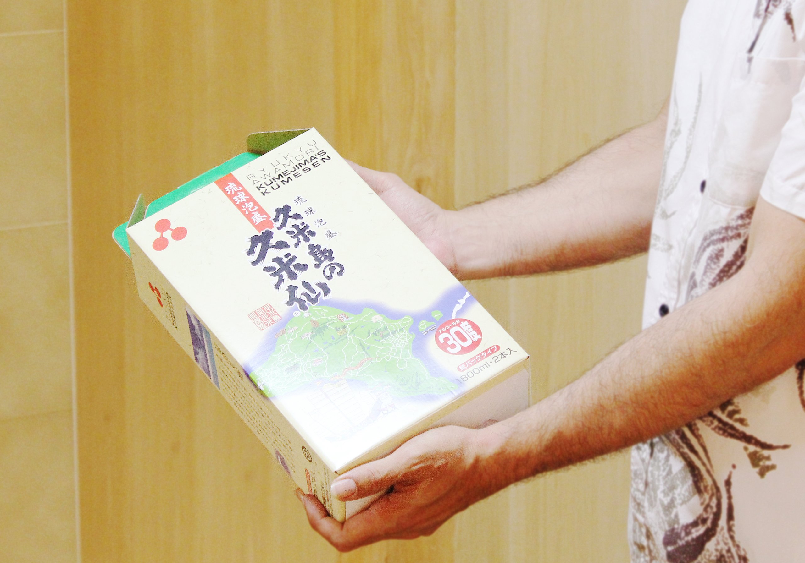 Amazon.co.jp: 泡盛 海人 1800ml 紙パック 30度 2本入り ギフト箱