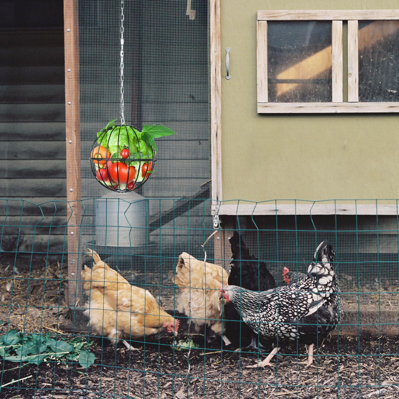 KICHOUSE Mangiatoia sospesa per polli, grande cestino per verdure e frutta per pollame da 7,5 pollici con catena per appenderla, palline di verdure per combattere la noia di polli, galline, anatre e