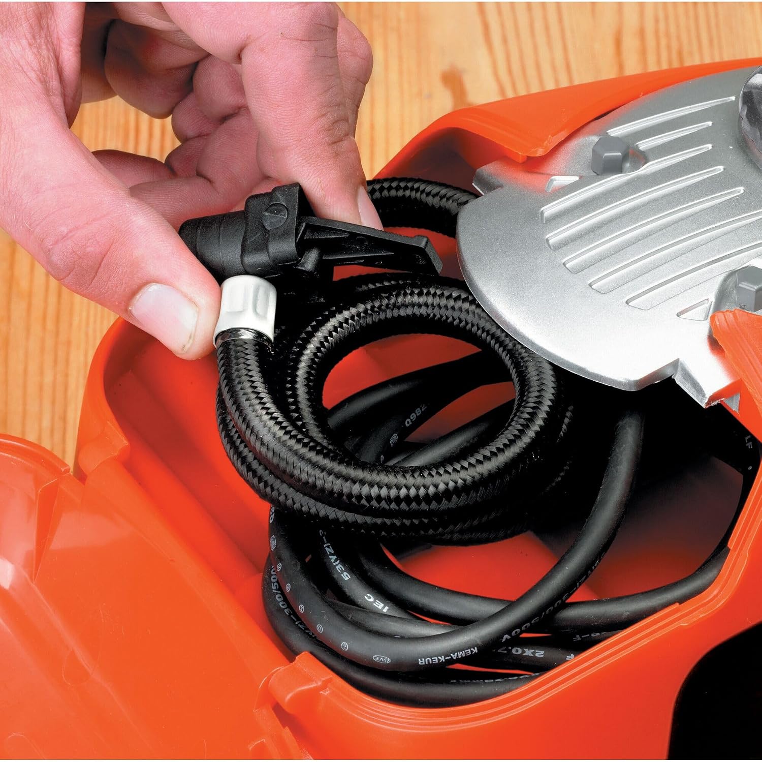 BLACK+DECKER ASI300-QS Gonfleur-Compresseur Filaire - 11 Bars - 160 PSI - 220 V ou Allume-Cigare 12V - Fourni avec 1 Aiguille et 2 Embouts — vue 3