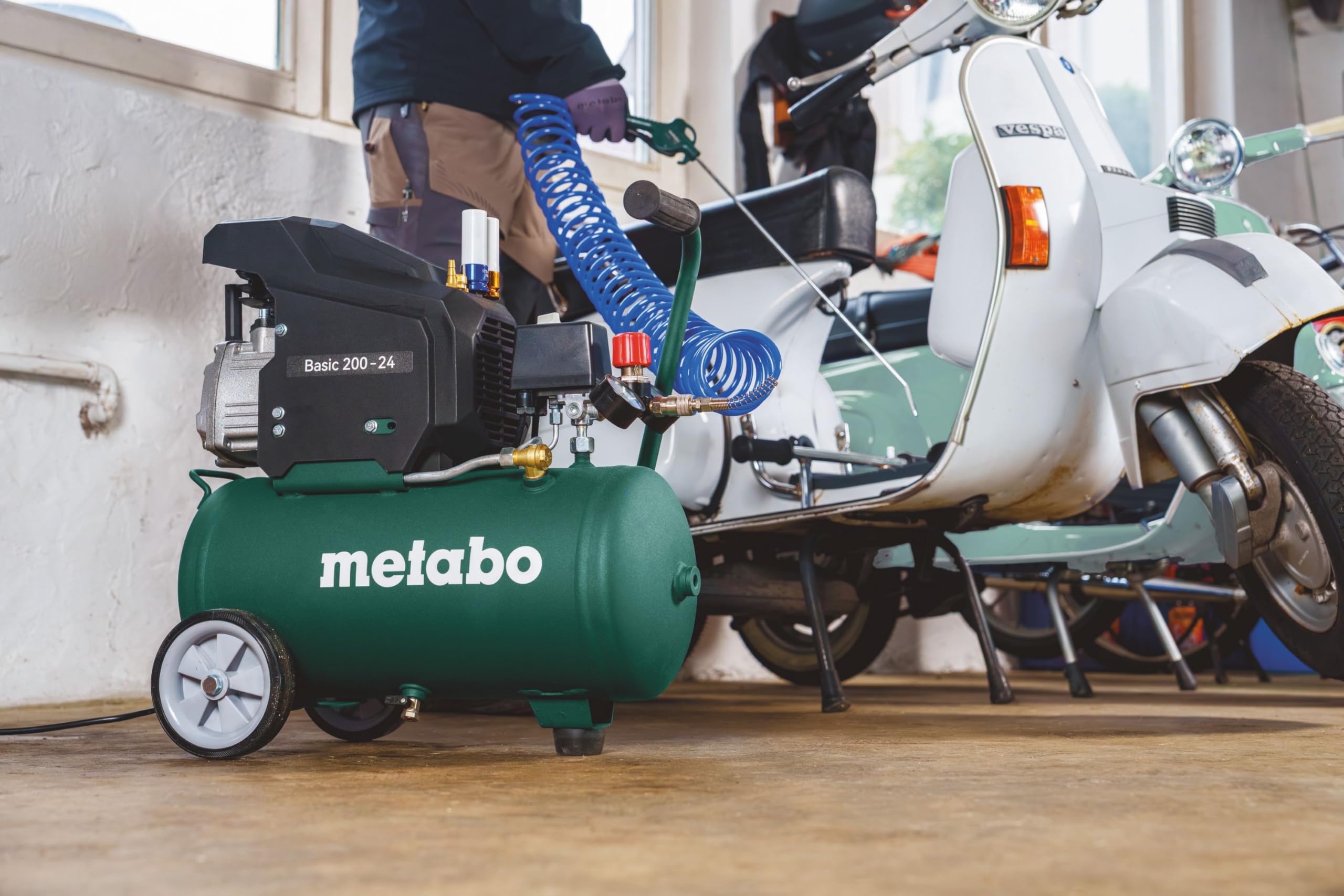 metabo Compresor Basic 200-24-80 l/min de potencia de llenado, tamaño de caldera de 24 l, compresor de aire comprimido de 8 bar, potencia de aspiración de 180 l/min, 1,2 kW – lubricado con aceite