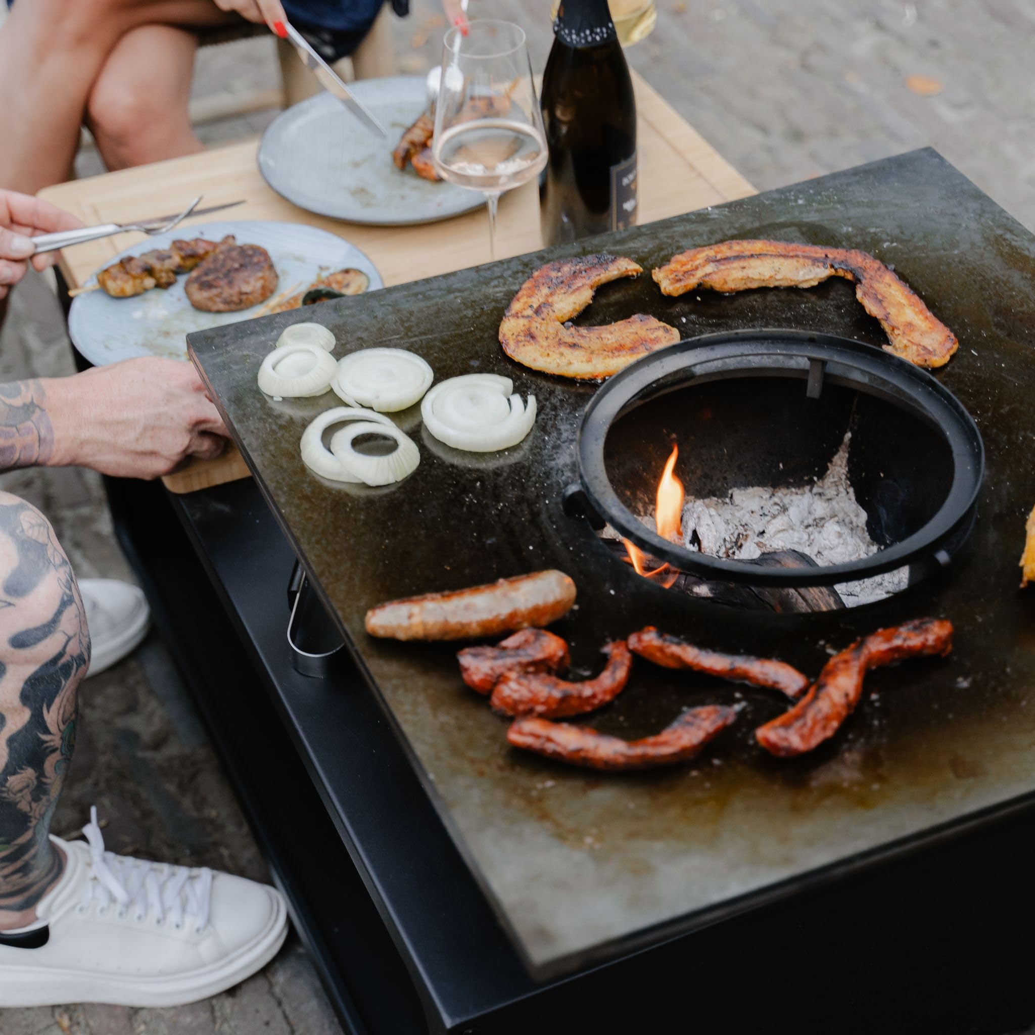 Barbecue Plancha Compania 114 x 60 x 62 cm, modello seduto, anello di fuoco, braciere con piastra di fuoco completa