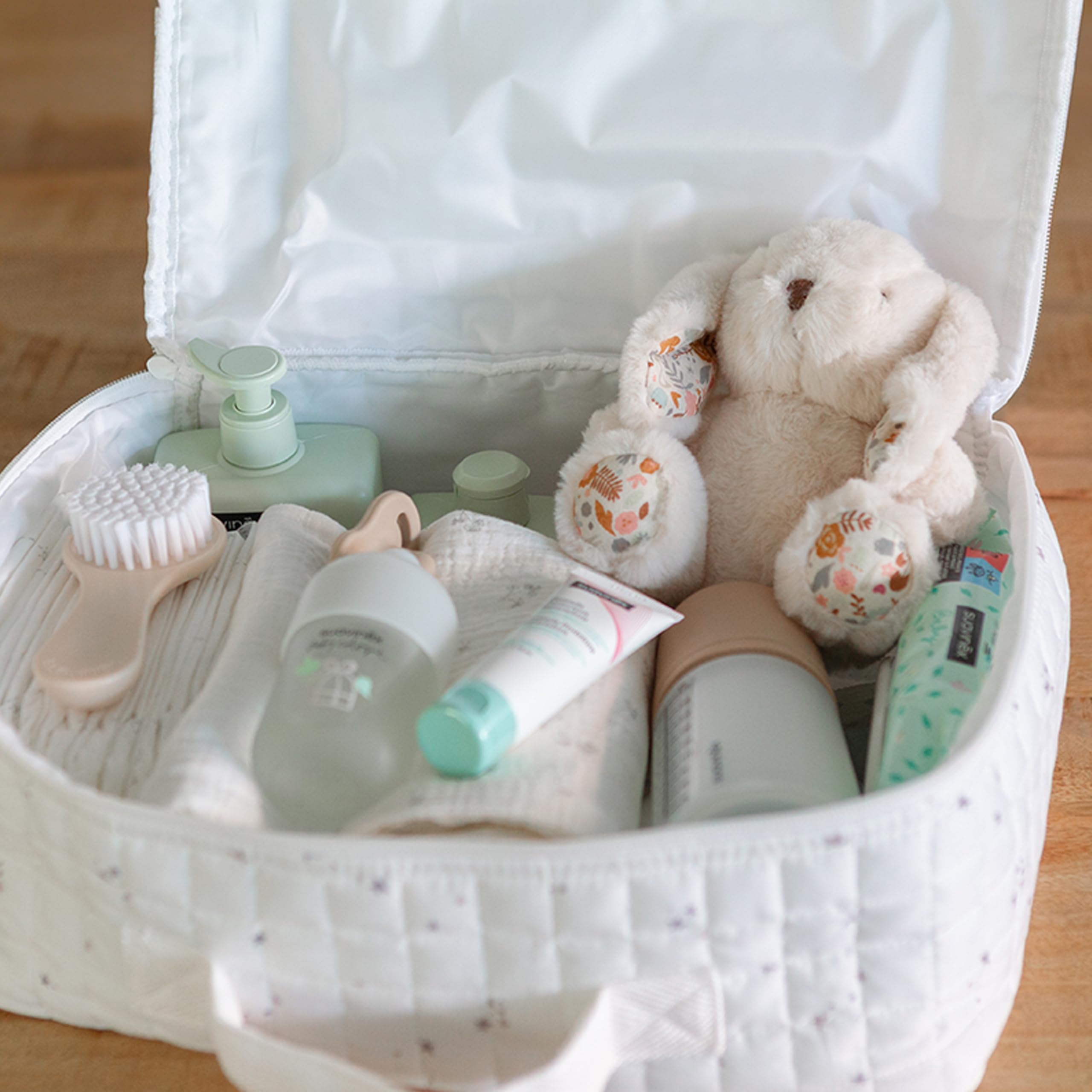 Suavinex, Canastilla Bebé Recien Nacido, Regalo Nacimiento con Maleta de Hospital con: Chupete Zero Zero 0/6 Meses + Baby Cologne 100 ml + Crema del Pañal 50 ml + Toallitas + Leche Hidratante 300 ml
