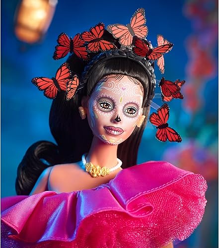 Miniatura 3 de Barbie Muñeca de moda exclusiva, 2023 Dia de Muertos coleccionable con vestido rosa con volantes y sosteniendo pequeño Ofrenda, incluye soporte para