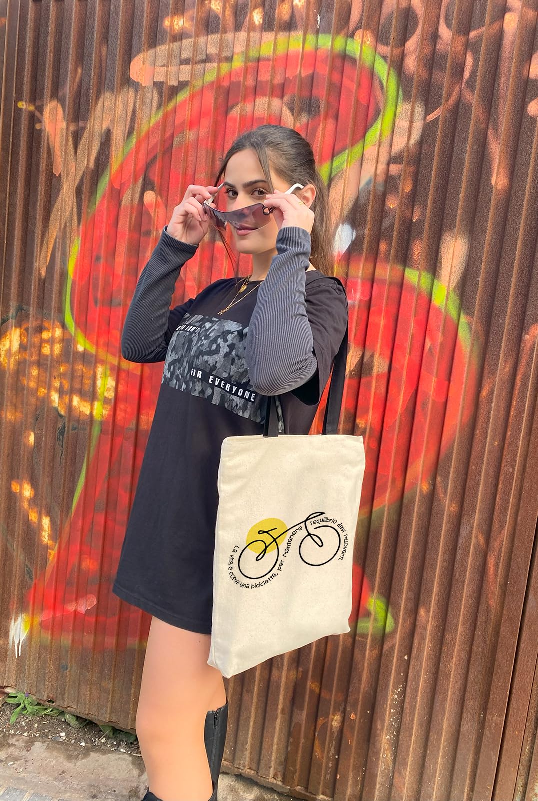 hello-bags. Torba na zamek błyskawiczny, podszewka i wewnętrzna kieszeń. Na zewnątrz: 100% bawełna. W zestawie ładna koperta na prezent. Model: LAVITA. Kolor: ecru/czarny. Wymiary: 37 x 38 cm.,