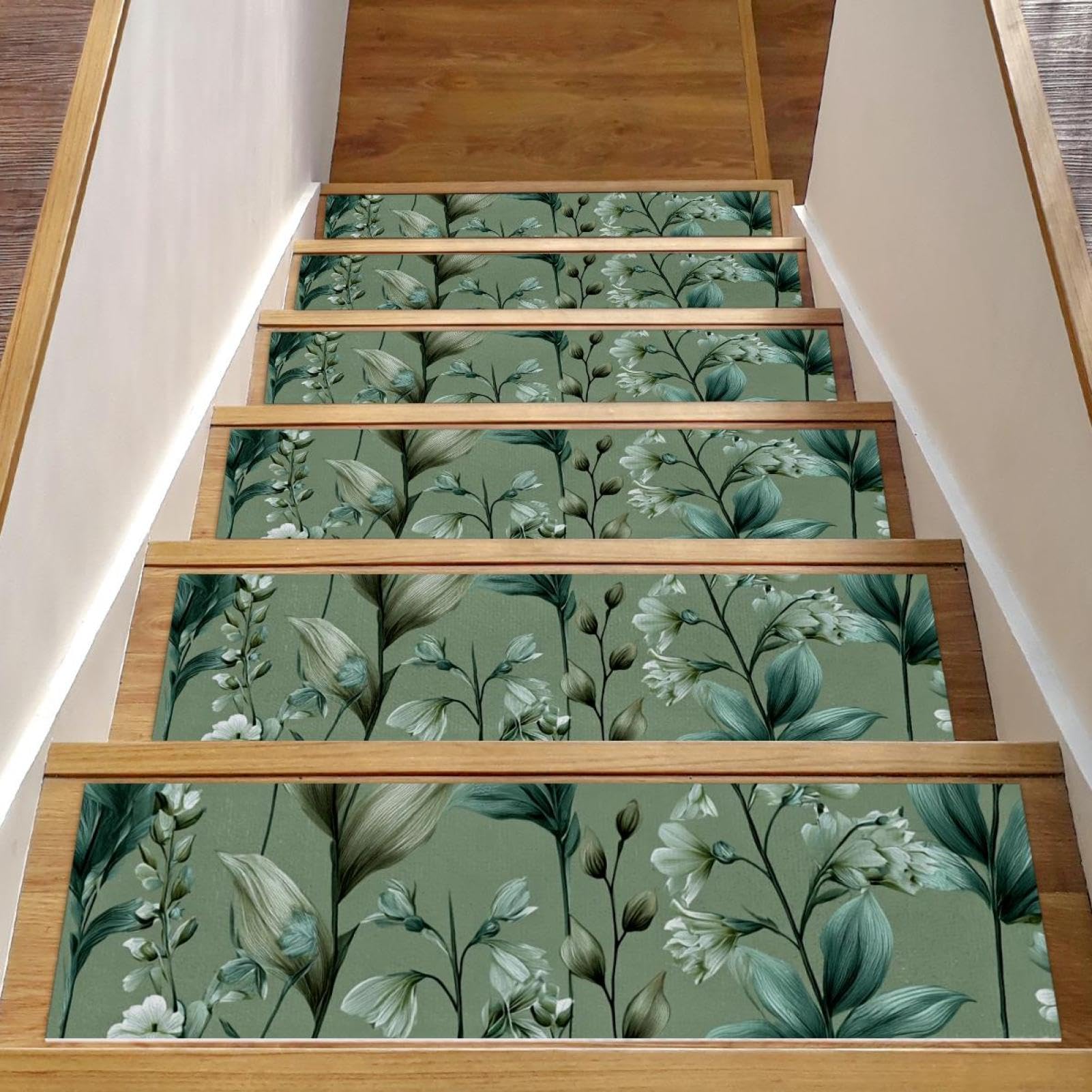 Marches d'escalier antidérapantes motif feuilles vert sauge pour éviter les chutes