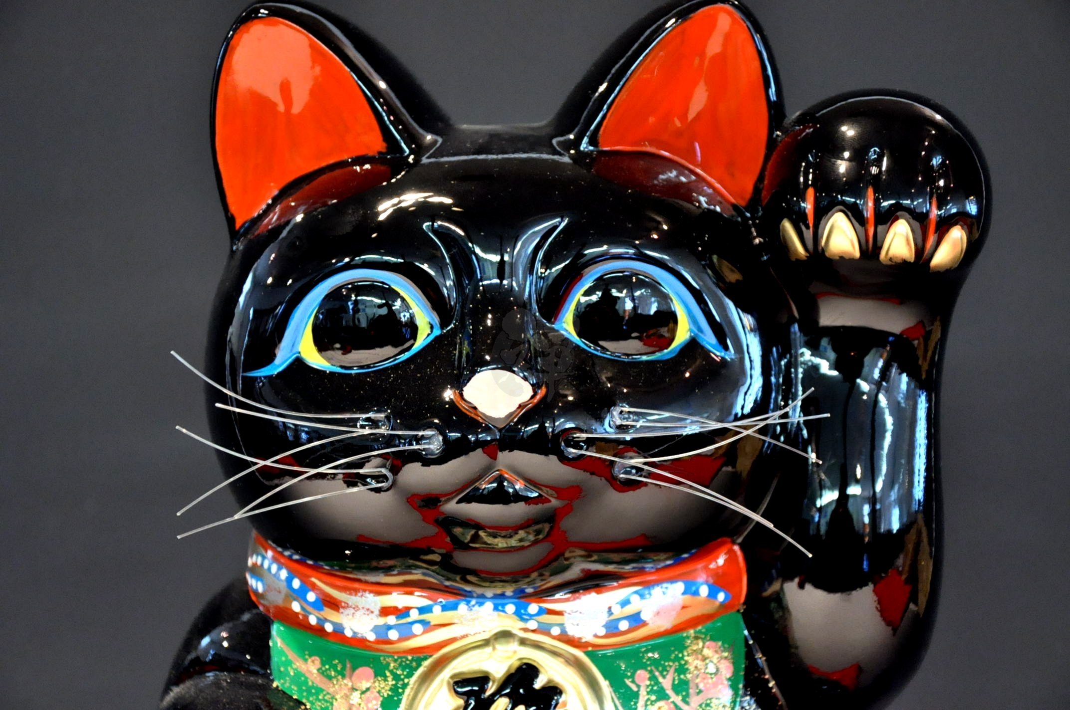 Amazon.co.jp: 常滑焼 招き猫 黒小判猫(左手) 10号 座布団付 [2800 