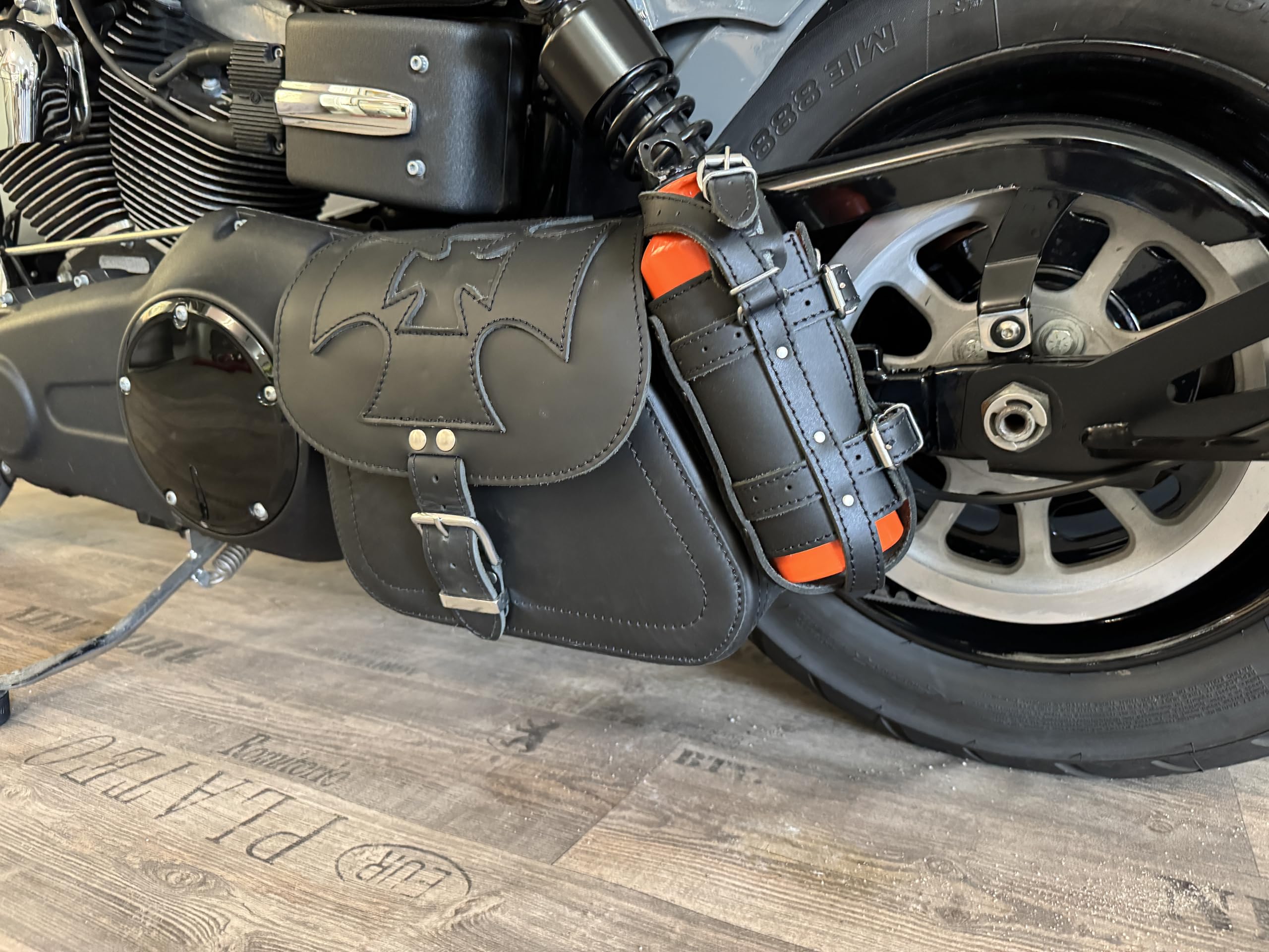 Schwingentasche Dyna Malteser schwarz kompatibel mit Harley Davidson Dyna Street Bob Fat Bob Low Rider Sporty Tasche Schwinge Koffer Sportster Reisetasche