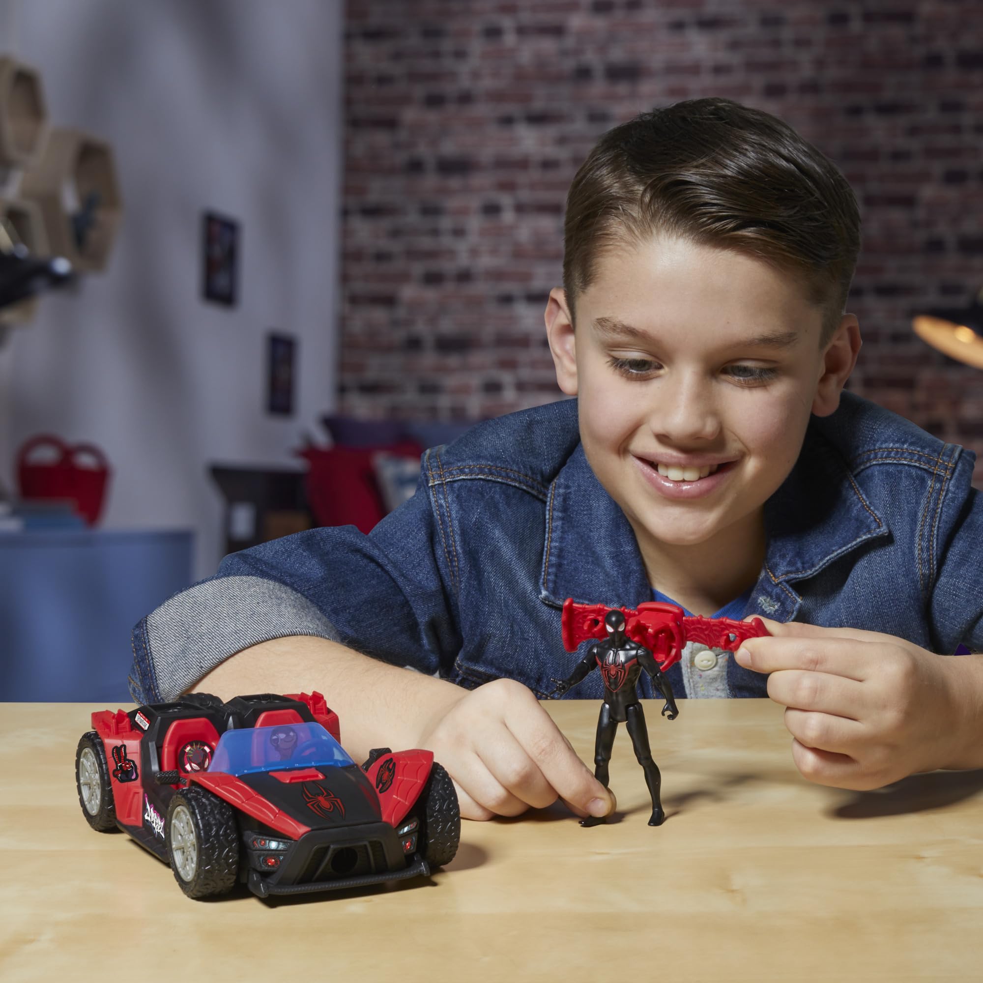 Miles Morales z kolekcji Marvel Spider-Man VenomVersus Epic World of Action ze strzelającą wyścigówką, figurka i zabawkowe auto, zabawki z superbohaterami, wiek: od 4 lat