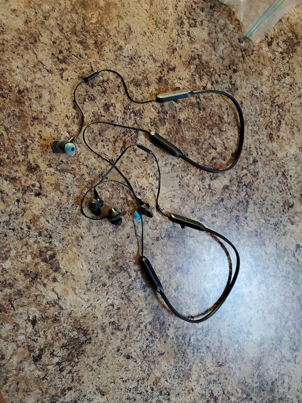 Good headphone that only lasts a couple months