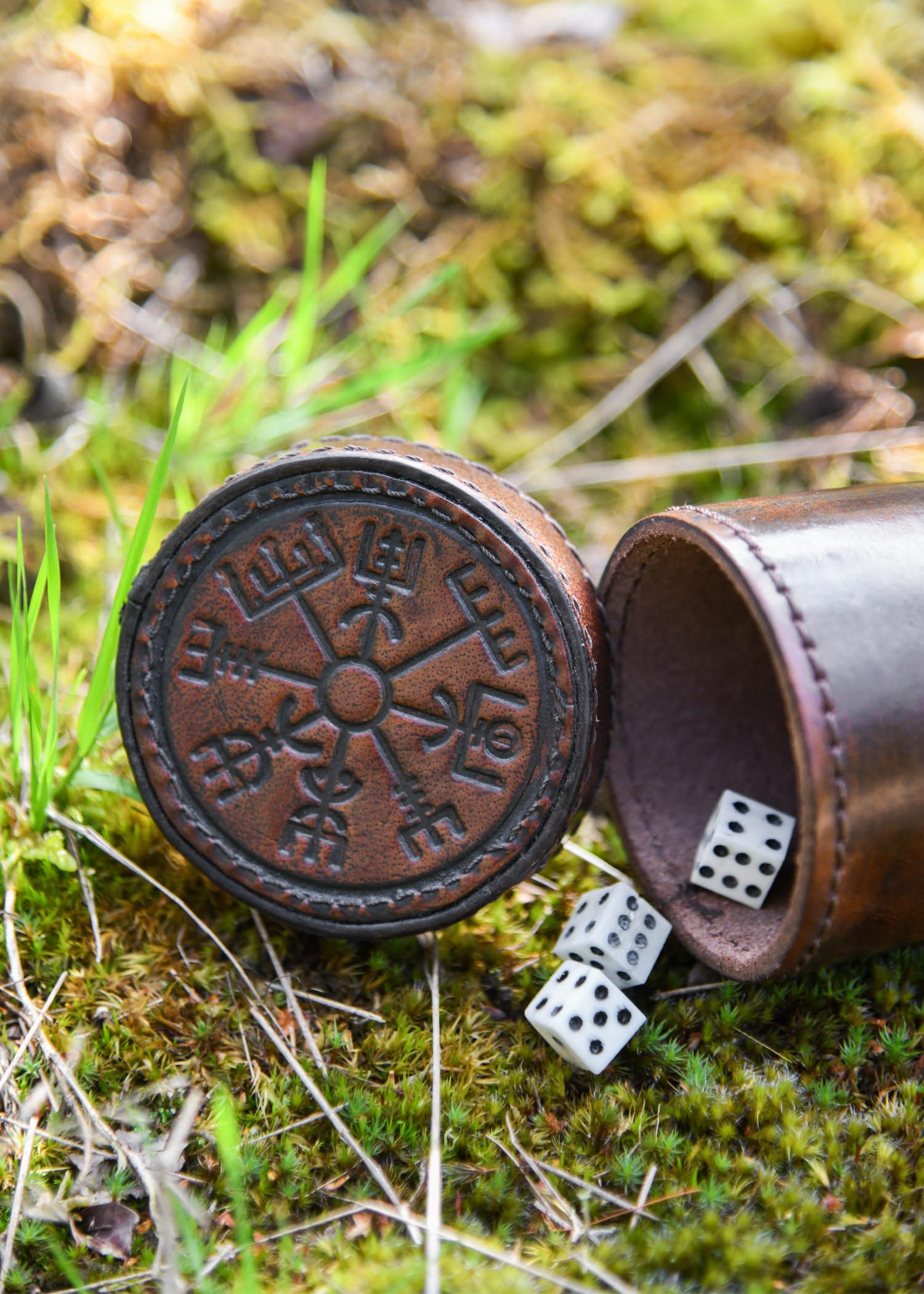 Ulfberth - Gobelet Cube Viking de qualité supérieure avec Couvercle, Motif Vegvisir - Cuir véritable - Tasse médiévale - LARP - (Vegvisir Marron)