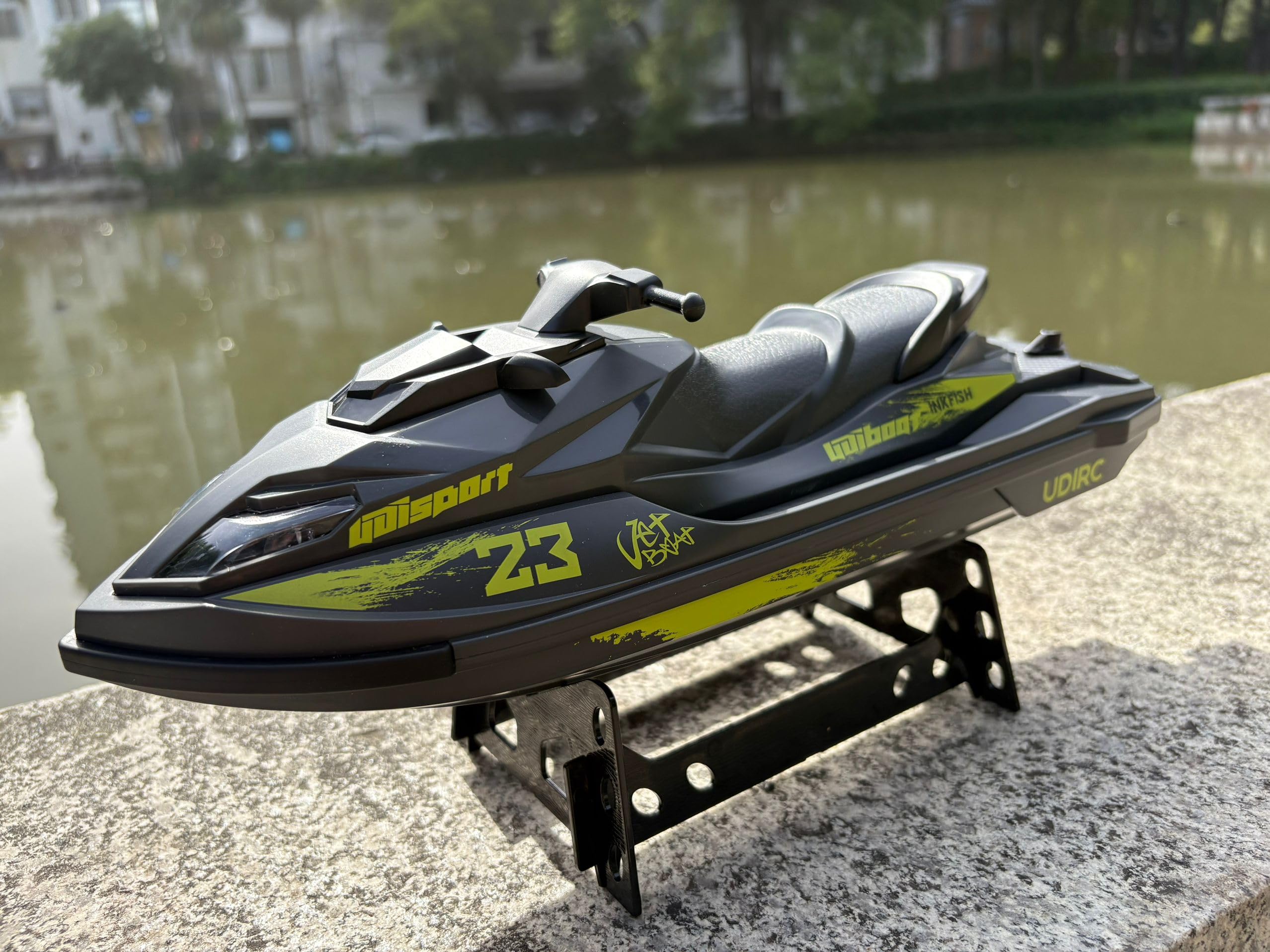 Mando a distancia modelo de lancha grande de 33 cm (33 cm) RC Jet Kayak, luces delanteras y traseras a una velocidad de 20 km/h, adecuado para piscinas de lago (verde) batería dual