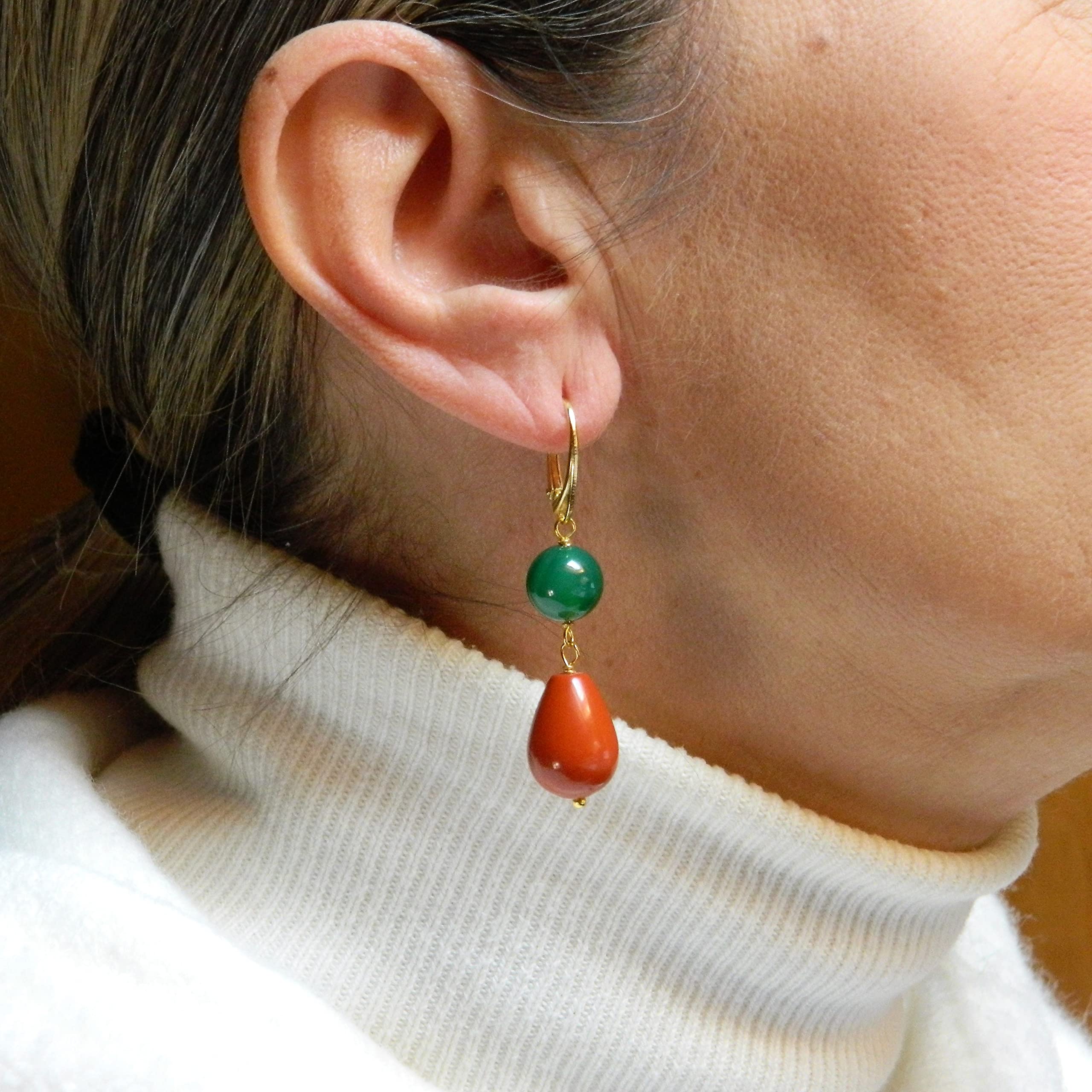 Orecchini pendenti donna in agata verde e pasta di corallo rosso Sardegna – Goccia 12x16 mm e pallina 10 mm – Argento 925 placcato oro – Handmade Made in Italy – Nickel-Free - DodiGioielli