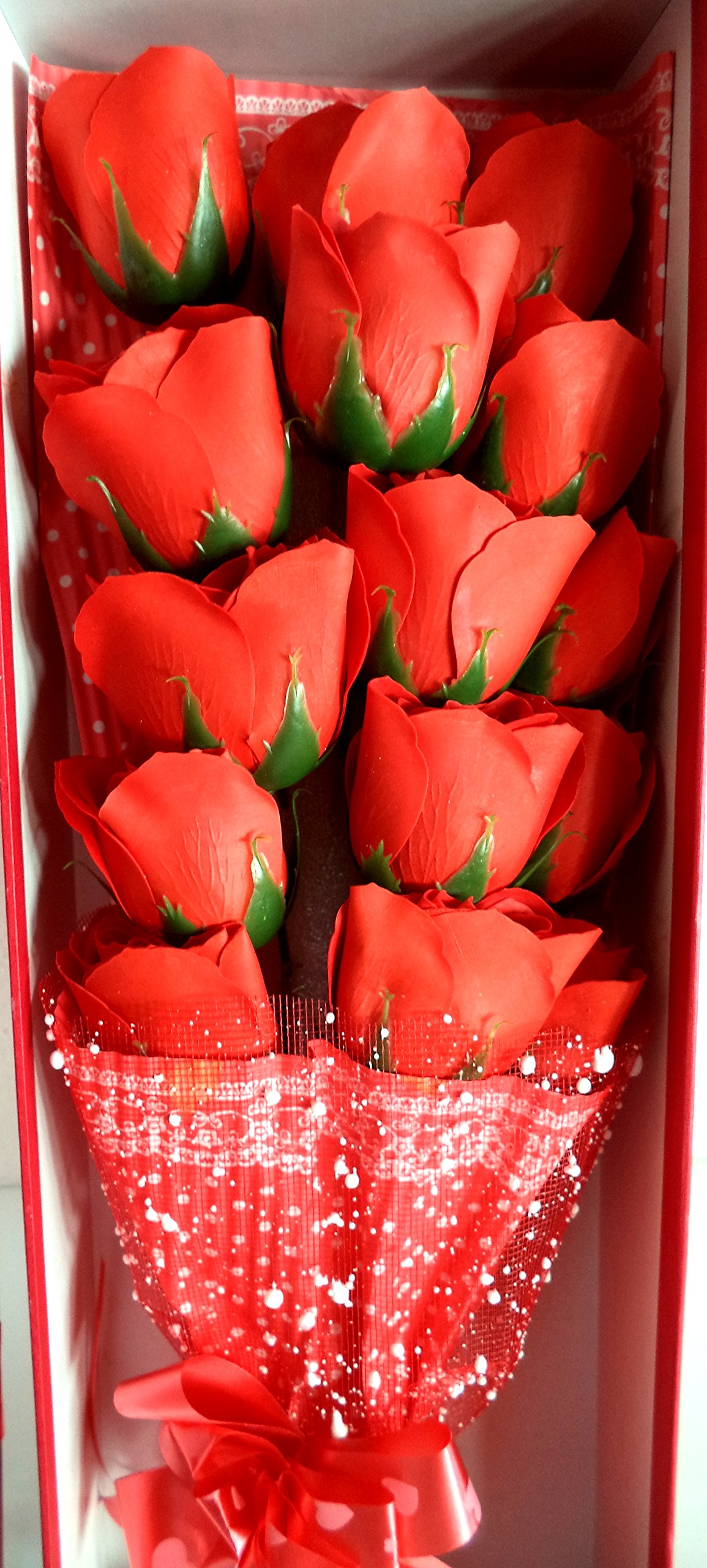 Ramo de 15 Rosas Rojas, los pétalos Son láminas de jabón. Presentado en Caja de Regalo. Medidas de la Caja: 43x15x8 cms..