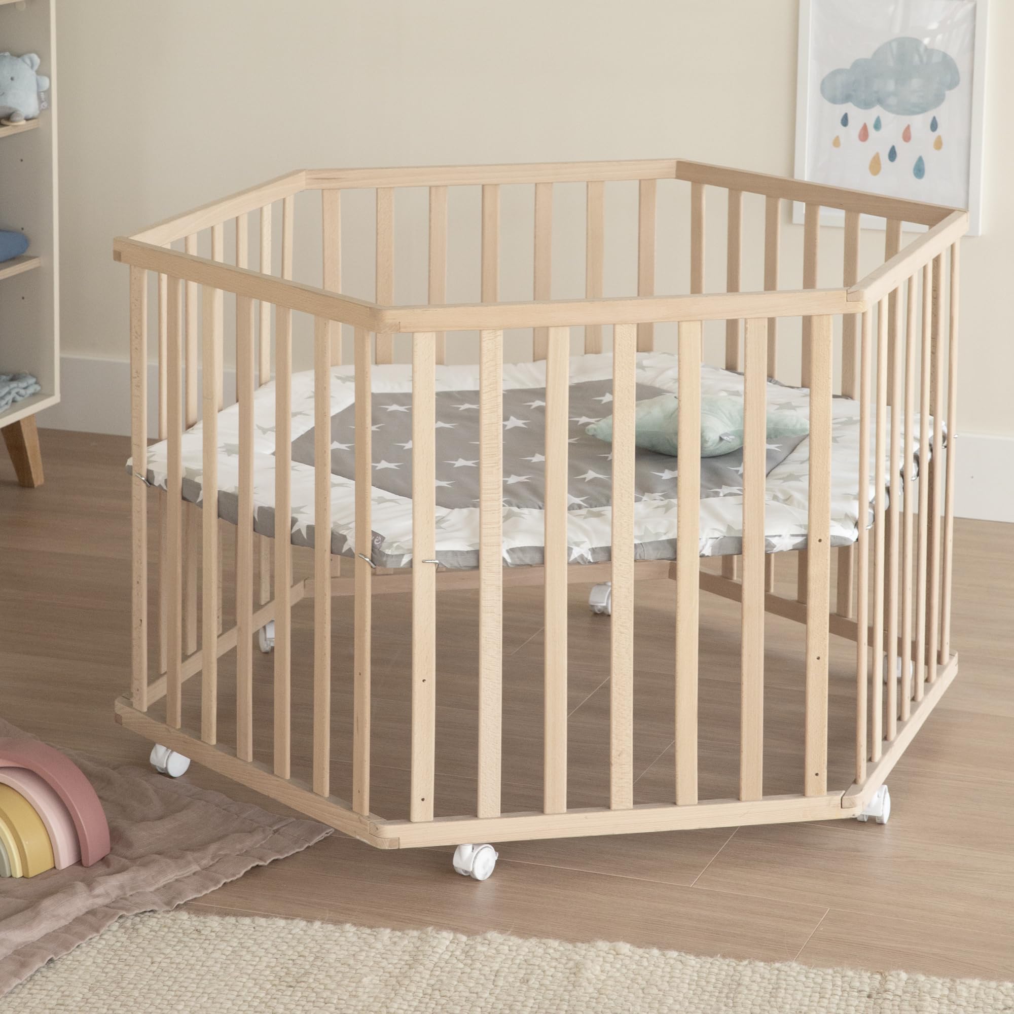 roba parc hexagonal avec tapis au design 'Little Stars' – bois massif de hêtre – parc réglable en hauteur sur 3 niveaux – mobile et sécurisé grâce aux roulettes freinées – bois naturel
