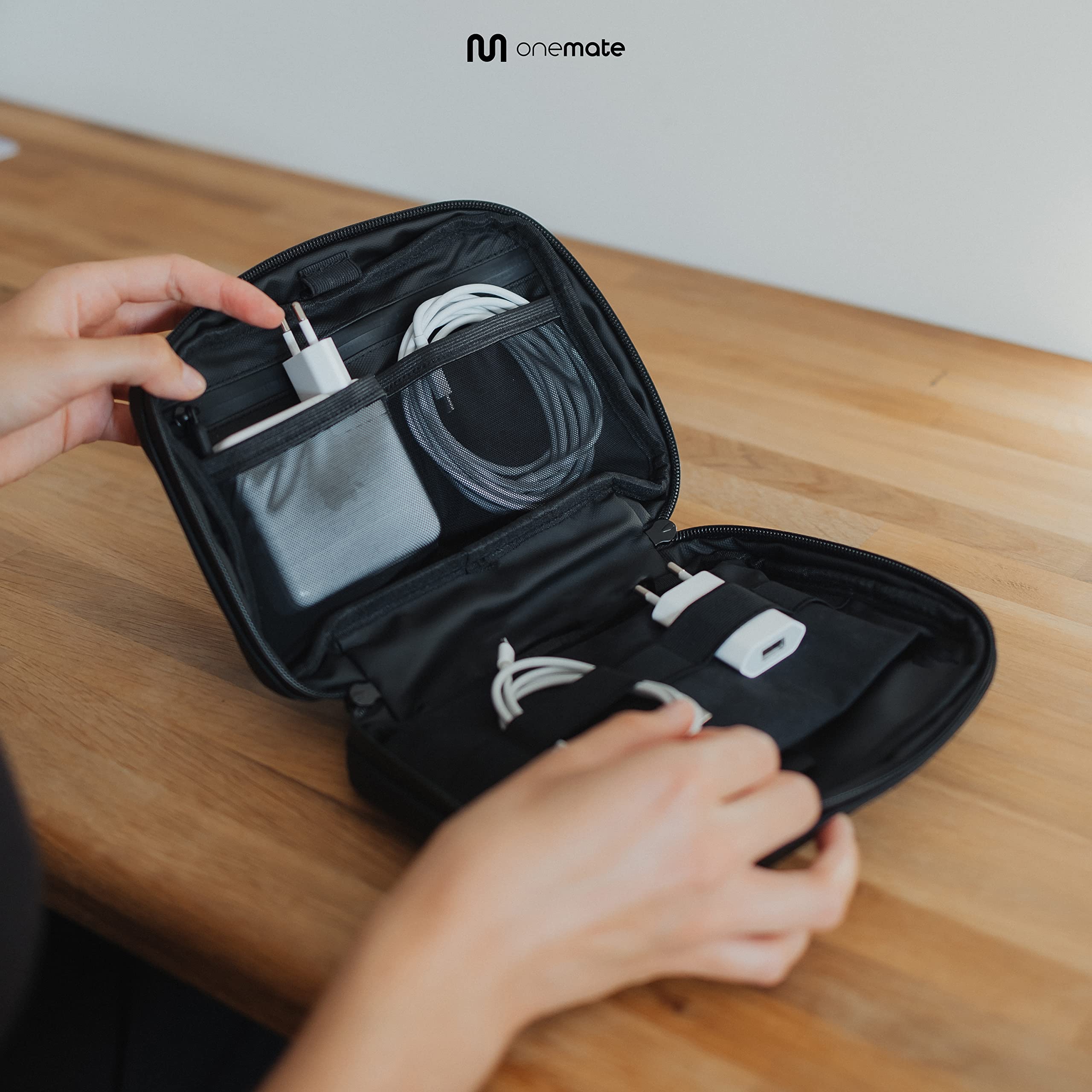 onemate wasserdichte Kabeltasche für Akkus, Kabel, Netzteile etc. – Kabeltasche Organizer für Elektronikartikel aus recyceltem Material – Hochwertiger tech Organizer in schwarz - 22x16x6cm