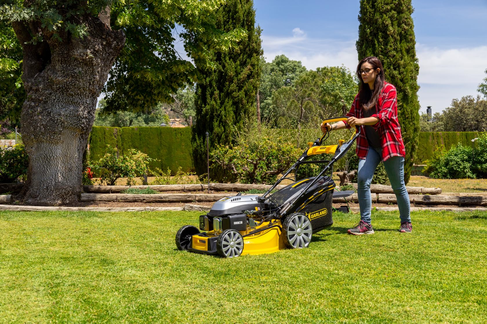 GARLAND Sioux 1255ZESG‑V23 | Cortacésped Gasolina 196 CC OHV con Arranque Eléctrico y Manual, Tracción, Corte 525 mm, 6 Alturas, Chasis Acero | Jardines hasta 1.750 m²