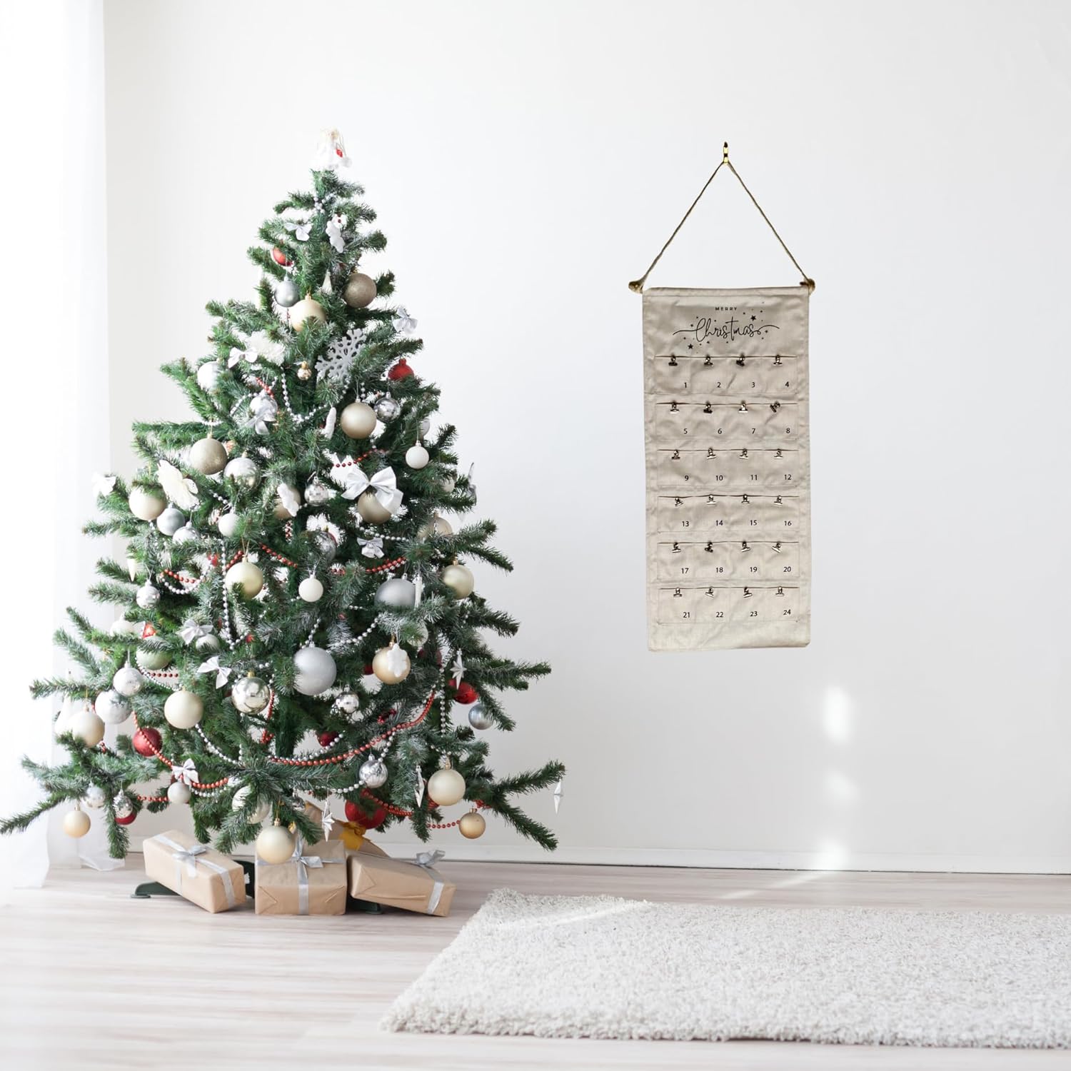 Advent Calendar Photo Board for Pictures - Instant Photo Hanging Display, Reusable Christmas Countdown with Sturdy Clips - Festive Decoration - Advent Activities without Gift Waste
