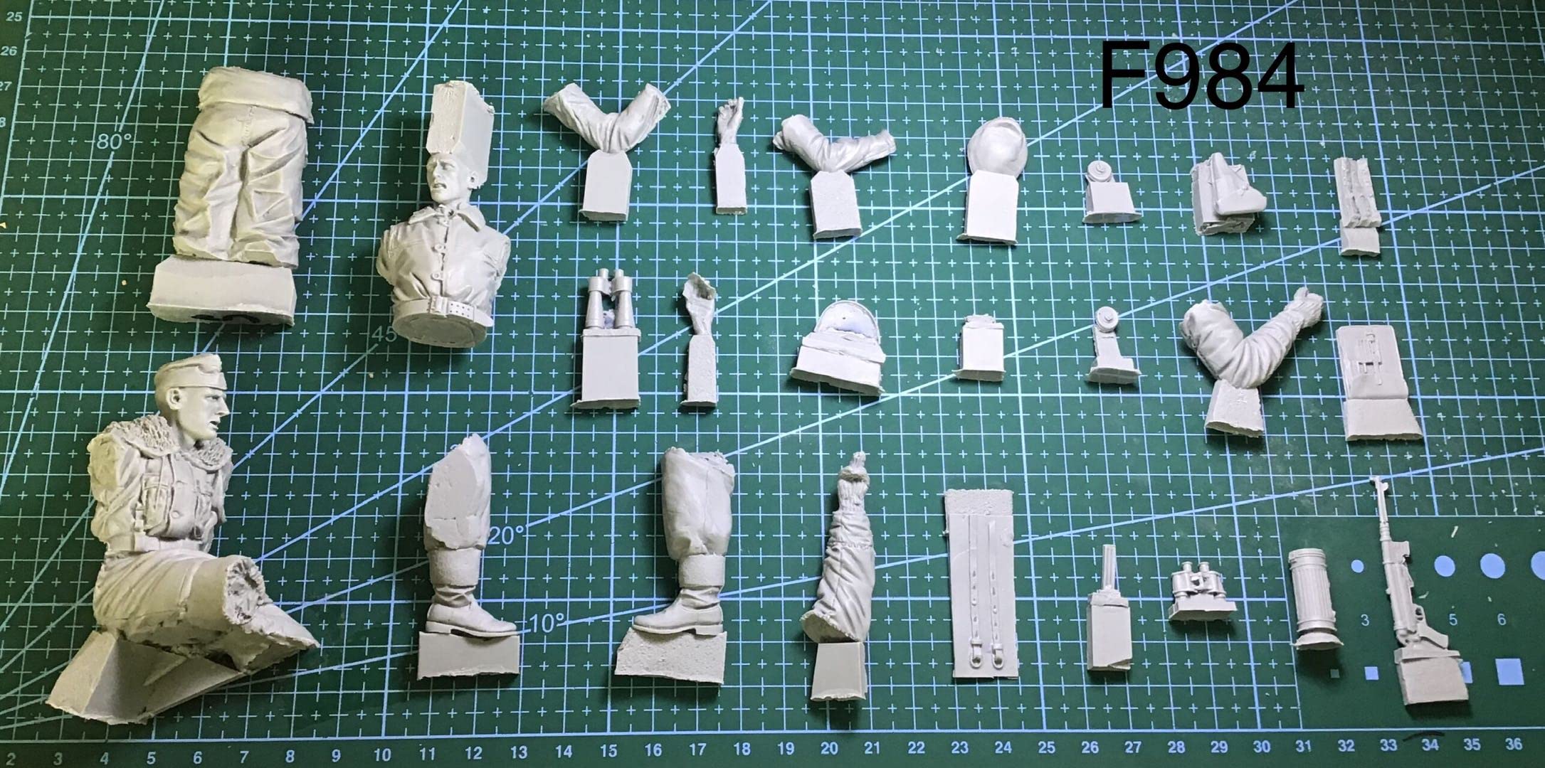 Kit Maquette En Résine 1/35 - 16 Soldats Allemands En Capitulation WWII (Non Peints, À Assembler)