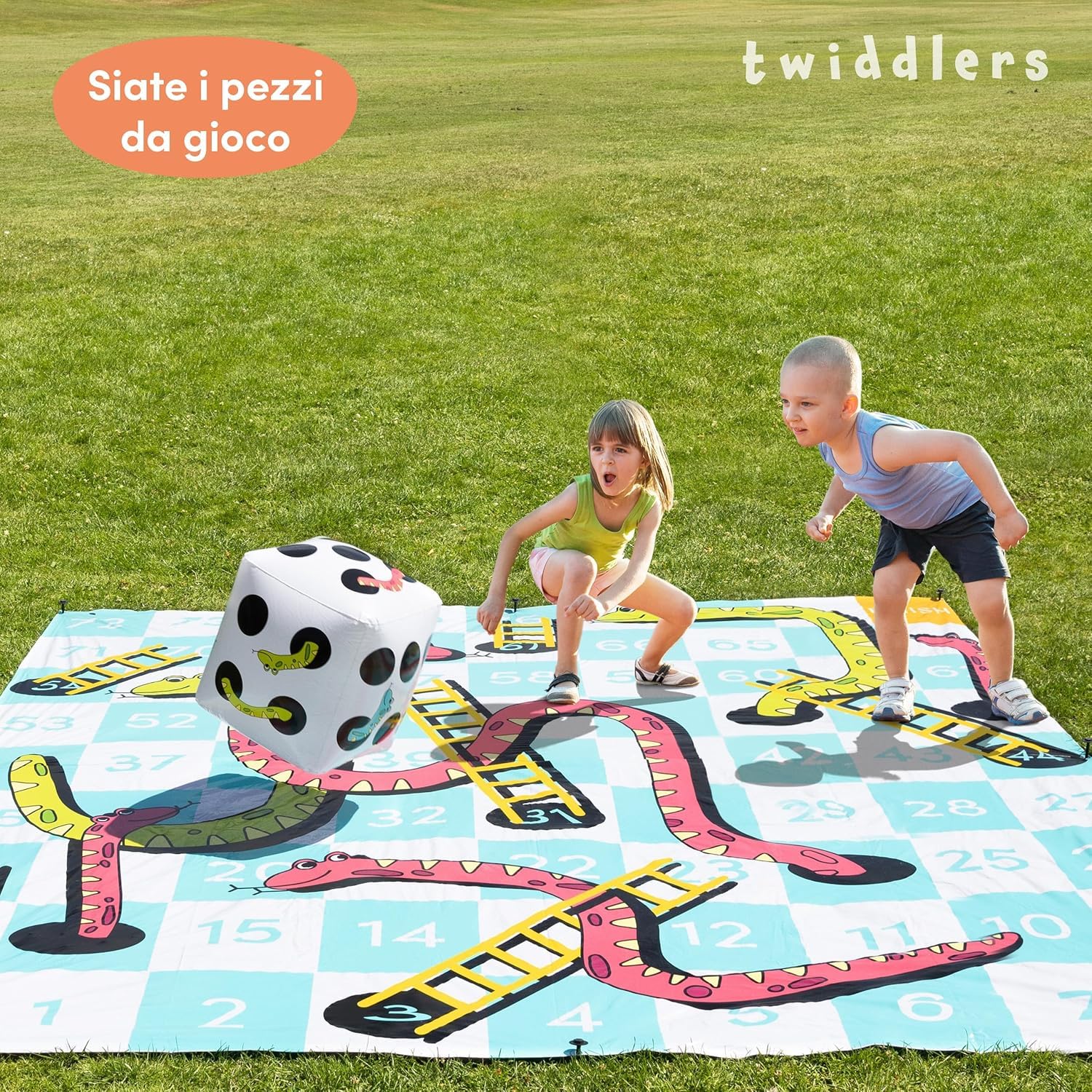 THE TWIDDLERS XXL Gioco Scale e Serpenti Gigante (3x3m) - Tappeto da Giardino Impermeabile con Dado Gonfiabile e Custodia per Bambini e Adulti - Gioco all'Aperto per Feste, Scuole ed Eventi
