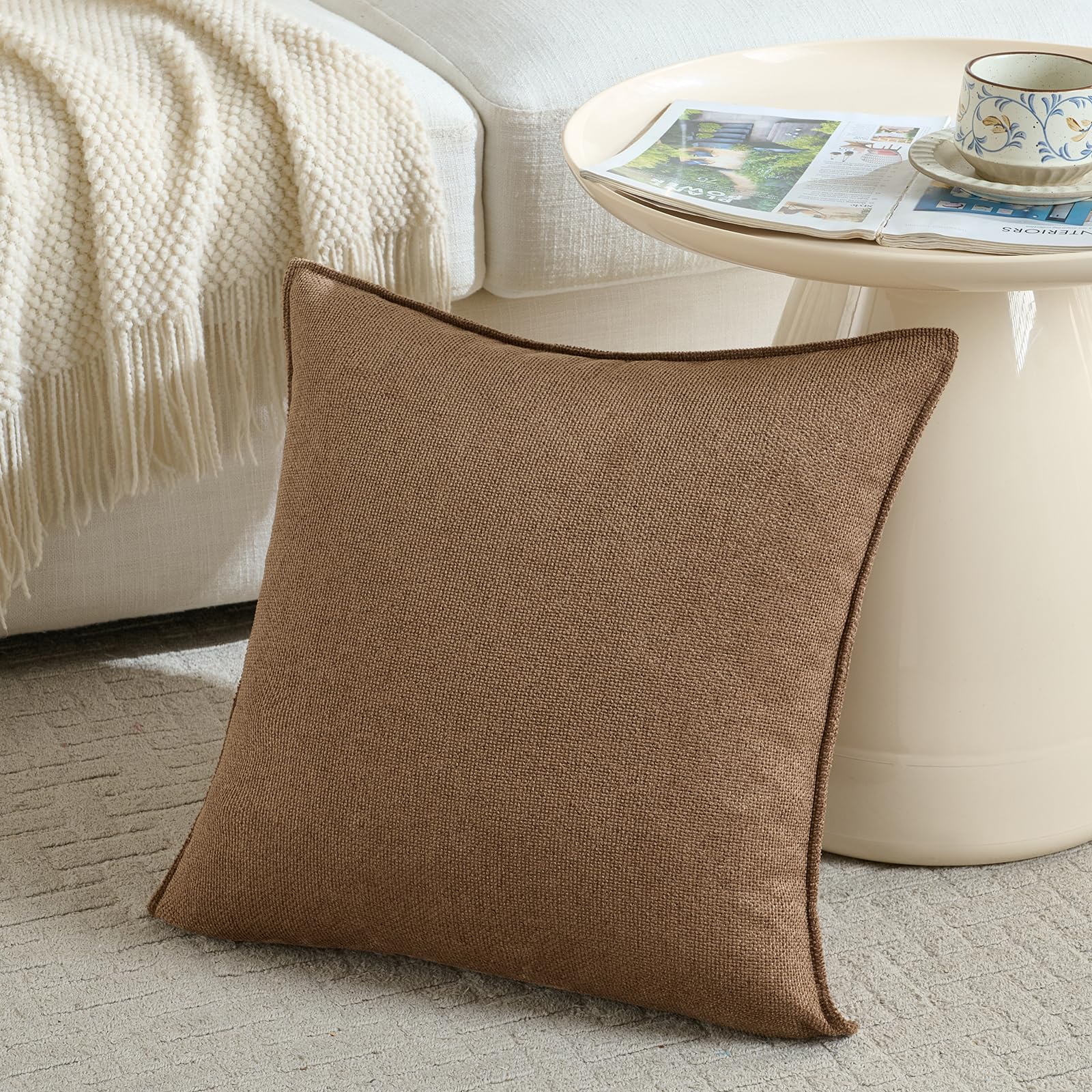 Zestaw 2 poszewek na poduszki Brązowy 40 × 40 cm z nowoczesnym wystrojem Monochromatyczny i neutralny design z lamówką Unikalny design Nadaje się do sypialni, salonu, rozkładanej sofy i