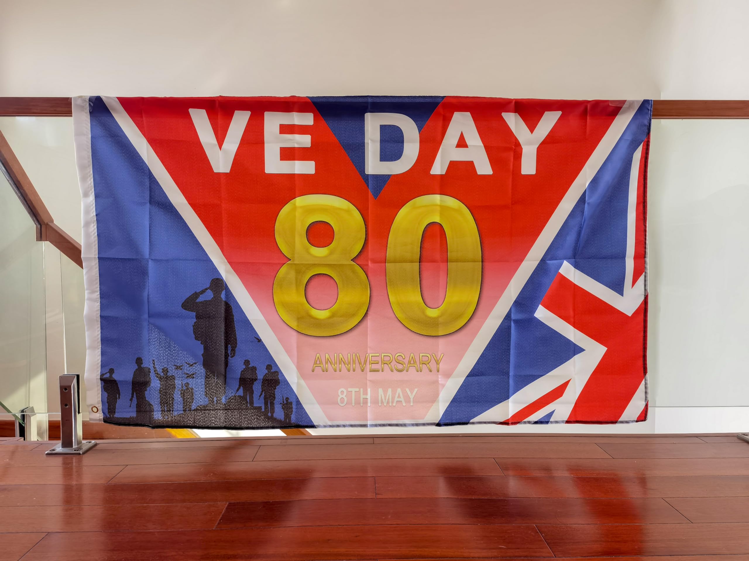 Bandiera VE Day 80° Anniversario 2025 – 150x90cm | Decorazioni Per Vittoria In Europa | Bandiera Esterna In Poliestere Resistente