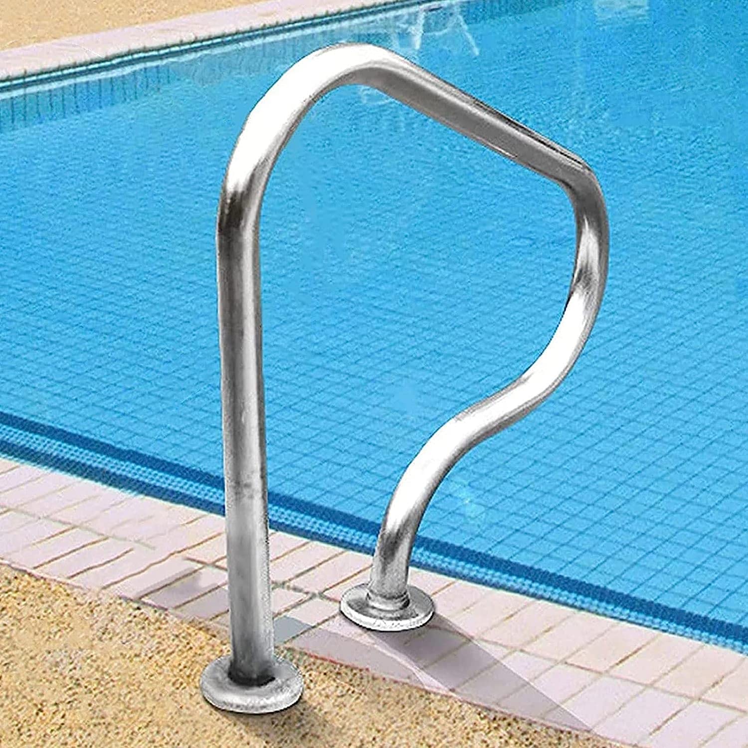 Main courante de piscine incurvée pour sécuriser la baignade en famille