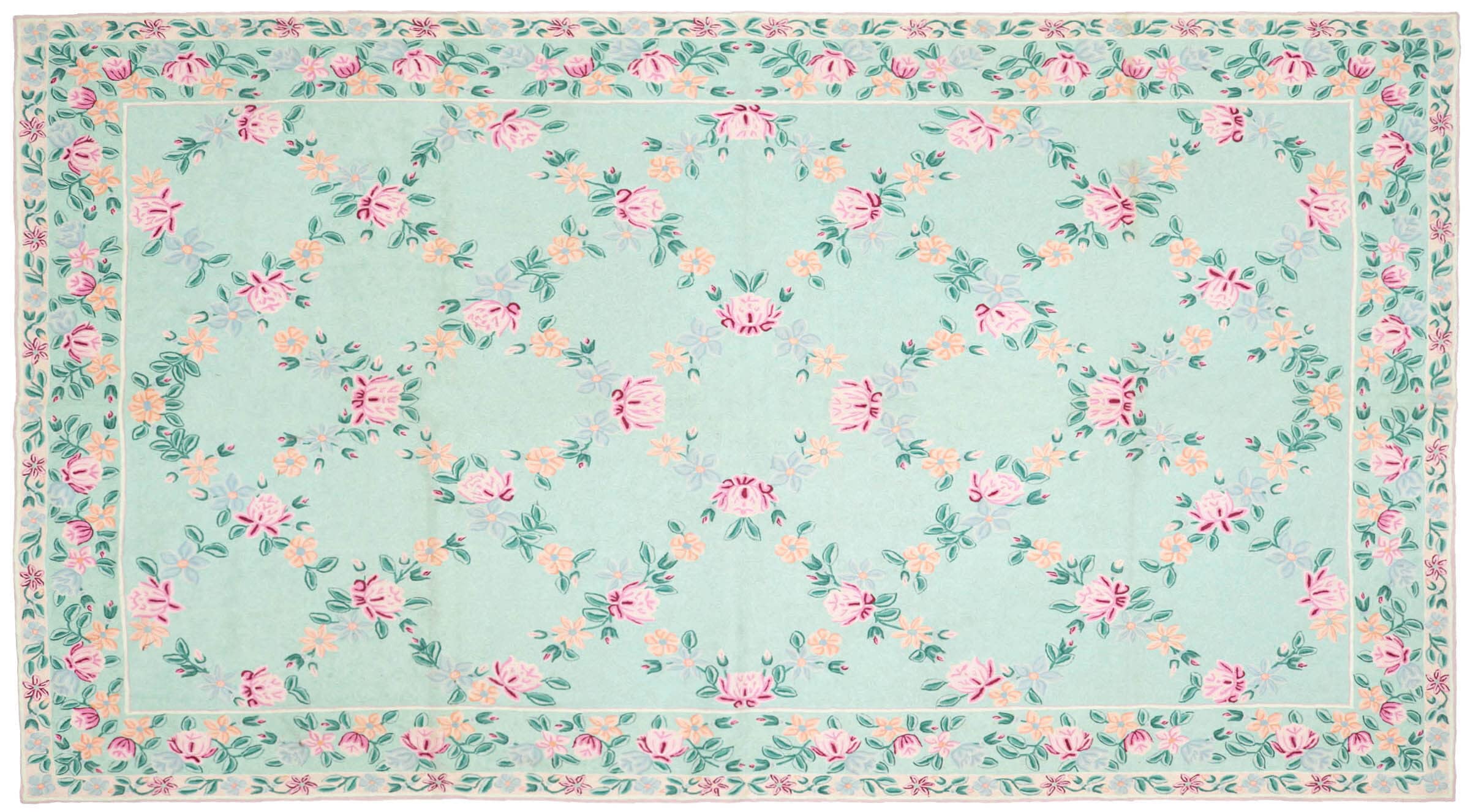 Tapis de sol fleuri vert pour un salon chaleureux au tissage chainstitch