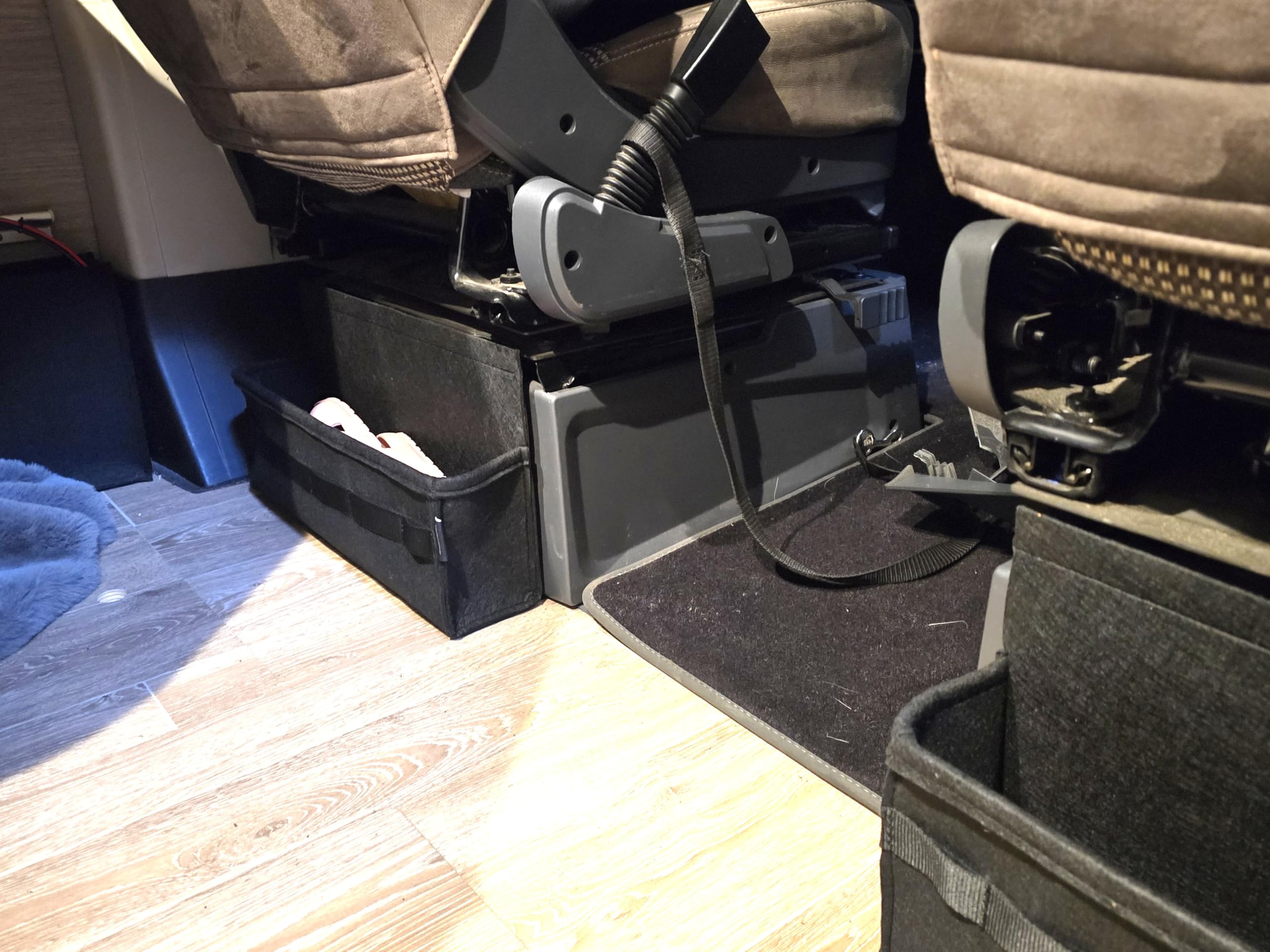 Generisch Stauraumtasche Tasche FILZ für die Sitzkonsole mit Magnethalter für Wohnmobil/Kastenwagen (Schwarz)