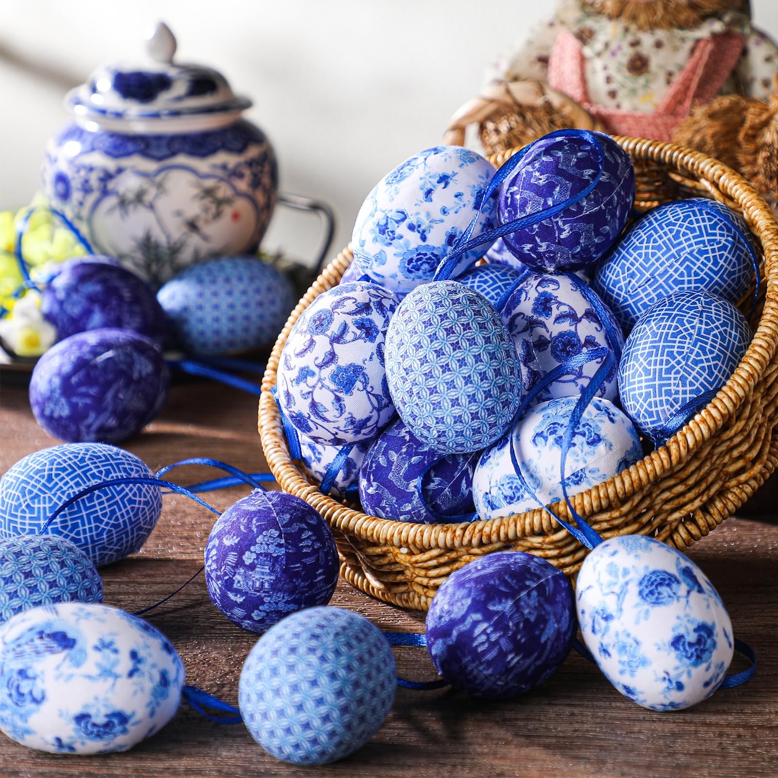 Gemscream 24 Piezas de Decoración de Huevos Colgantes de Pascua de Porcelana Azul y Blanca, Adornos de Huevos de Pascua de Granja, Huevos Inspirados en Chinoiserie para Interior