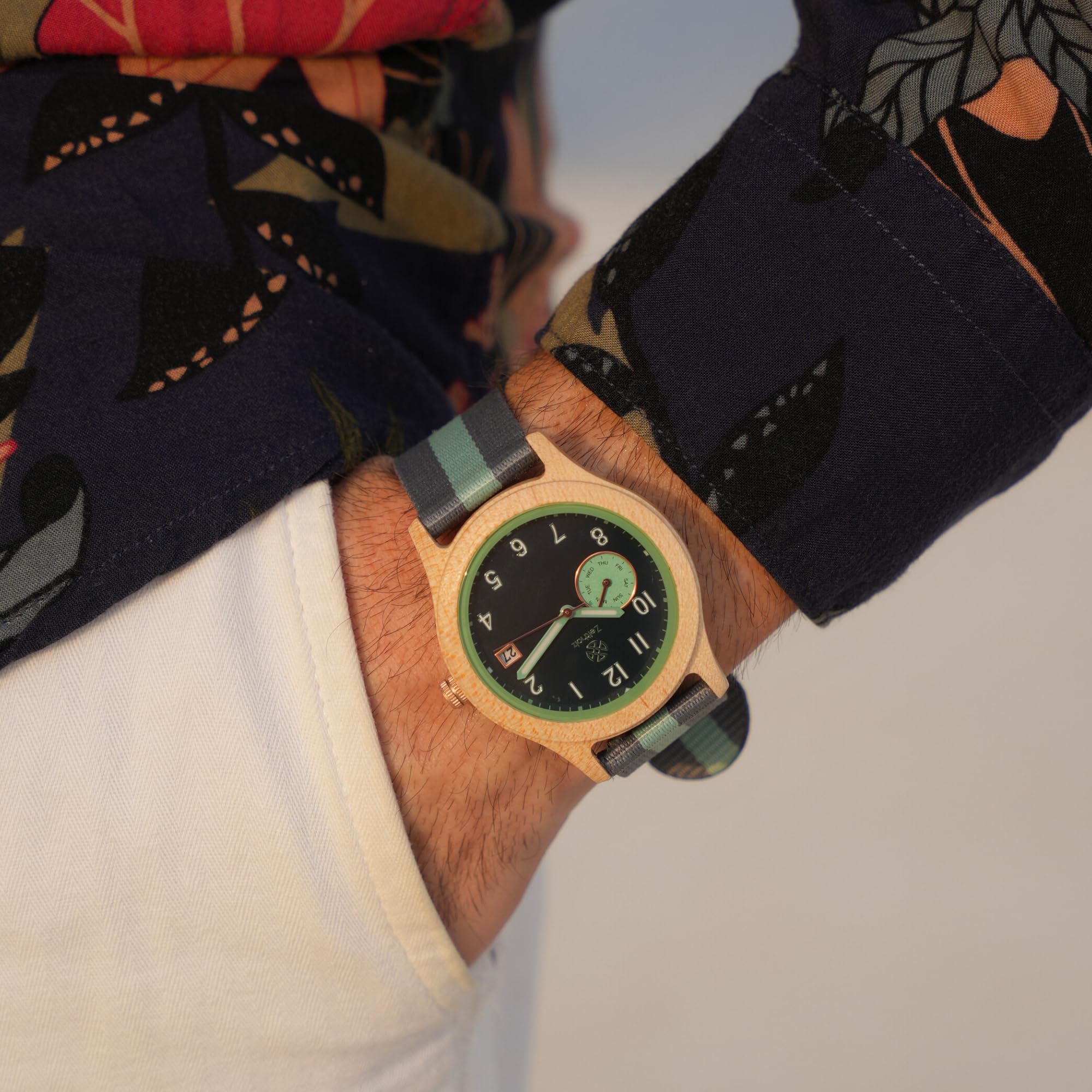 Orologio da uomo in legno Thum - cassa in legno 40 mm - calendario mensile - lancette luminose - orologio ecologico leggero con cinturino in tessuto 20 mm.