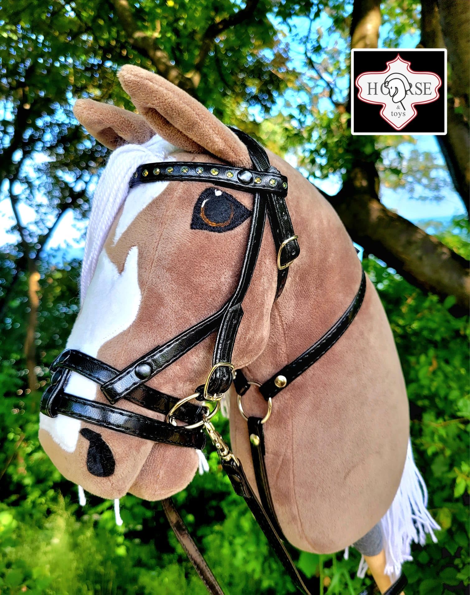 Hobby Horse Grande A3 (Cavallo su mazzo) con briglia come da immagine (grigio chiaro)