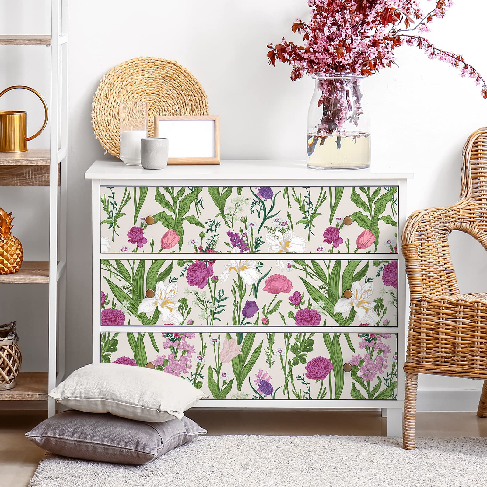 Een kleurrijk bloemenbehang met een groene achtergrond en roze bloemen