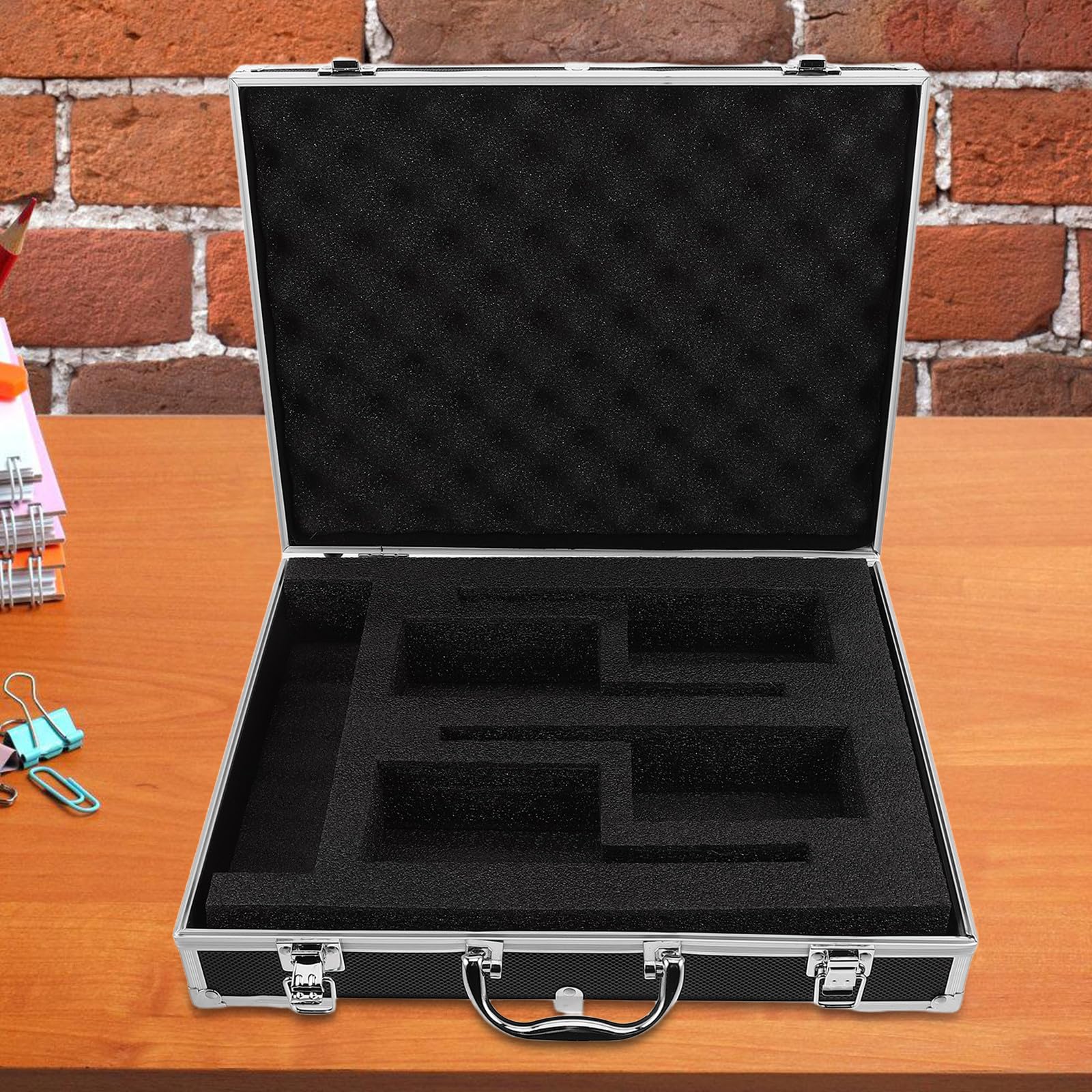 BETOOKY Estuche Rígido de Aleación de Aluminio para Micrófonos con 4 Compartimentos de Espuma, Asa Portátil, Protección contra Impactos, Estuche para Guardar Micrófonos y Accesorios