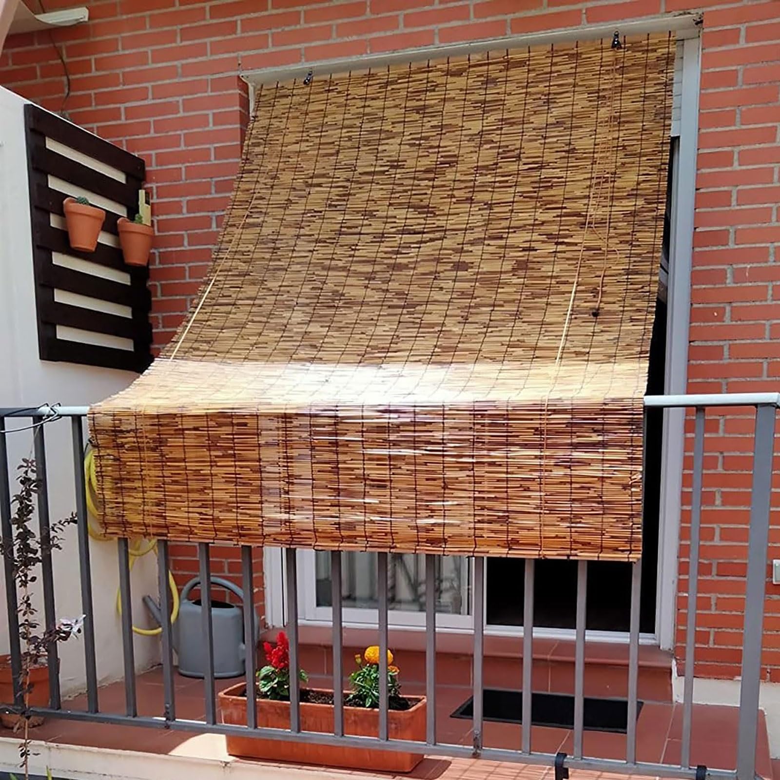 Store en bambou pour terrasse et tonnelle repas d'été intimité
