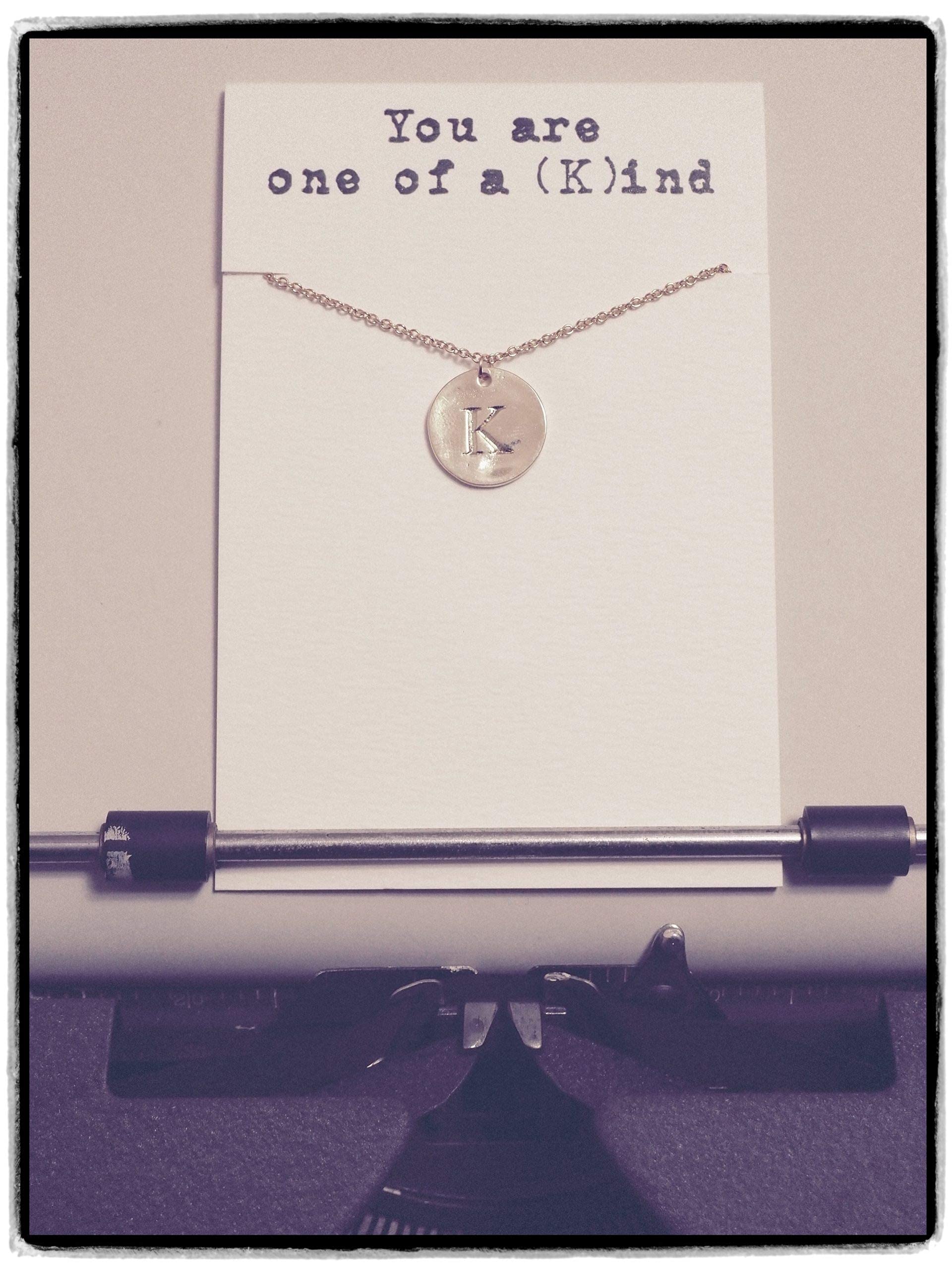 QUINNLYN & CO. Collana da donna con ciondolo rotondo con iniziale, con biglietto di auguri personalizzato, regalo regolabile per lei, da 40,6 cm a 45,7 cm, color oro