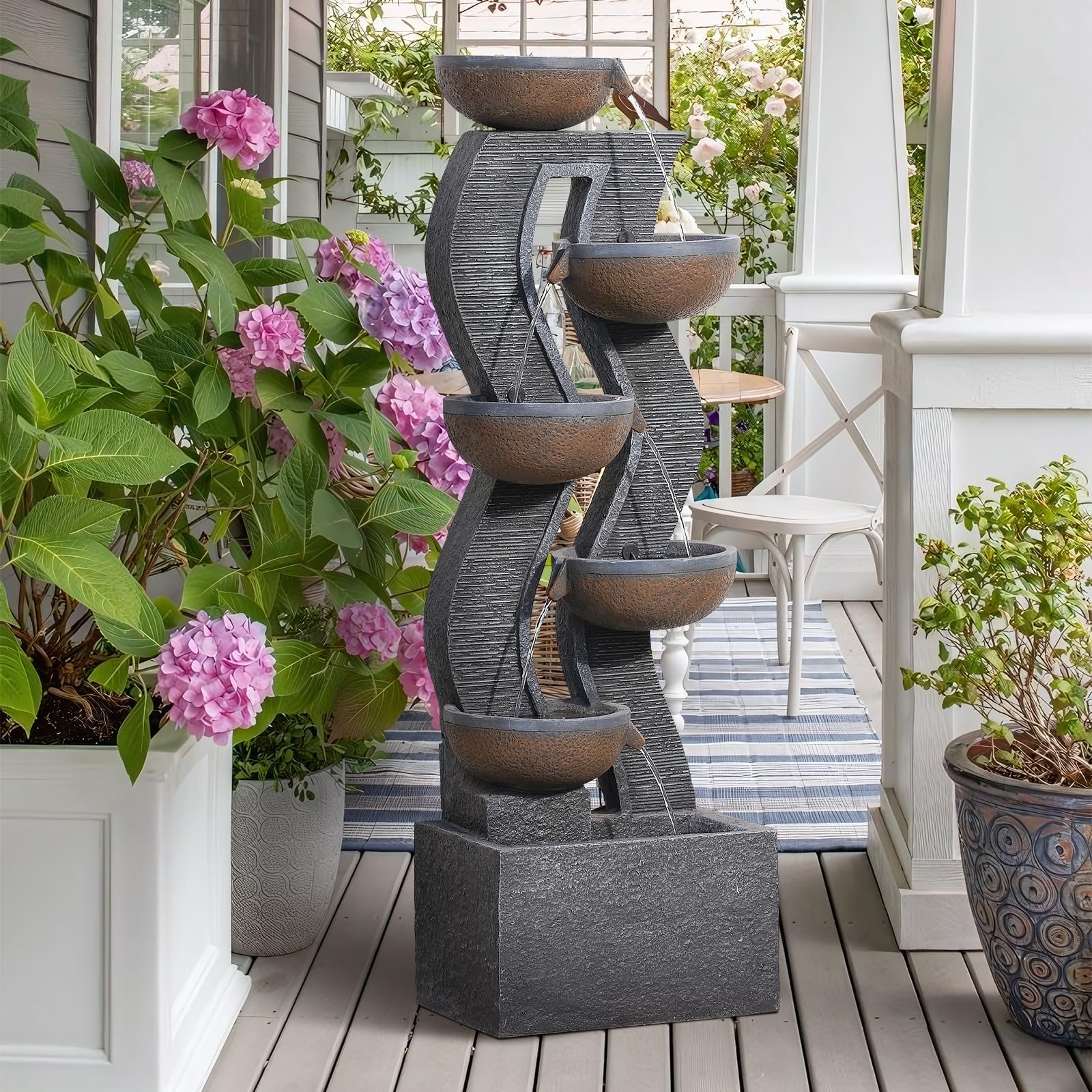 Sunlinua Moderner Krug-Gartenbrunnen und Wasserfall mit LED-Beleuchtung – Kaskadierendes Wasserspiel für Garten, Terrasse oder Veranda, großer freistehender Gartenbrunnen aus Harz, 135,5 cm
