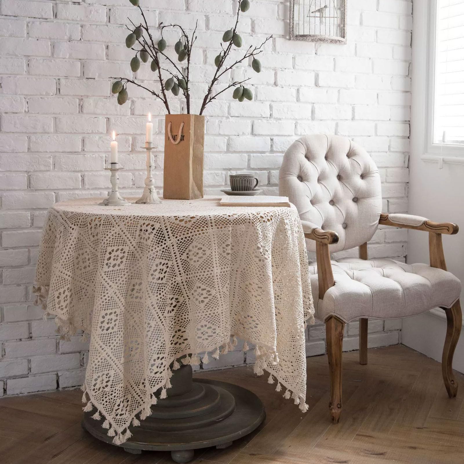 Nappe de table en dentelle pour masquer les imperfections de vos meubles