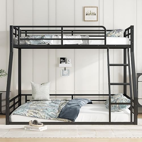 Harper & Bright Designs Litera individual XL sobre Queen con escaleras, literas bajas de metal con vallas, litera de suelo resistente para niños,