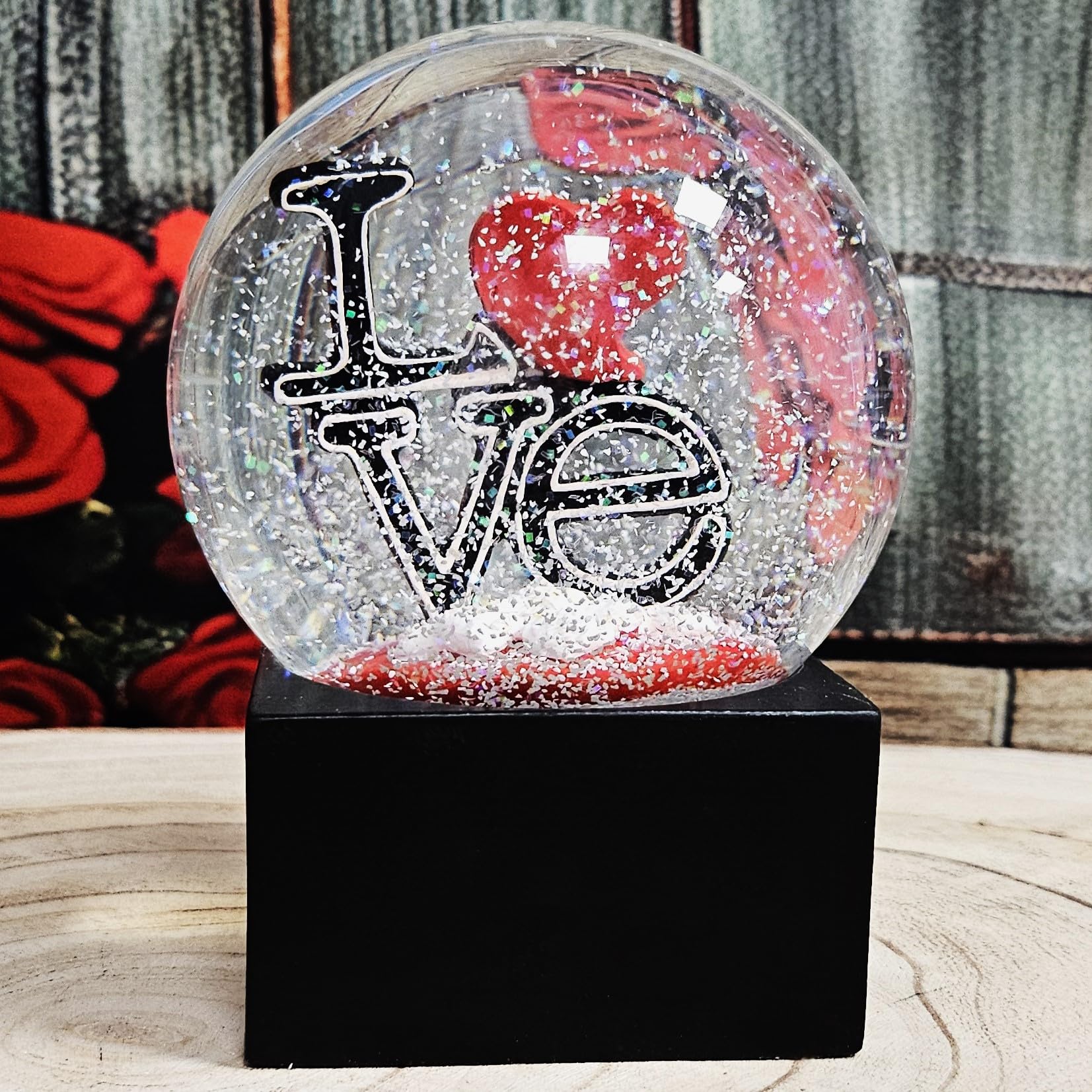 Boule à neige Love avec cœur - Inscription Love sur socle noir - Boule à secouer en verre - Hauteur : 12 cm - Largeur : 10 cm - Cadeau pour la Saint-Valentin, la fête des partenaires - 10015