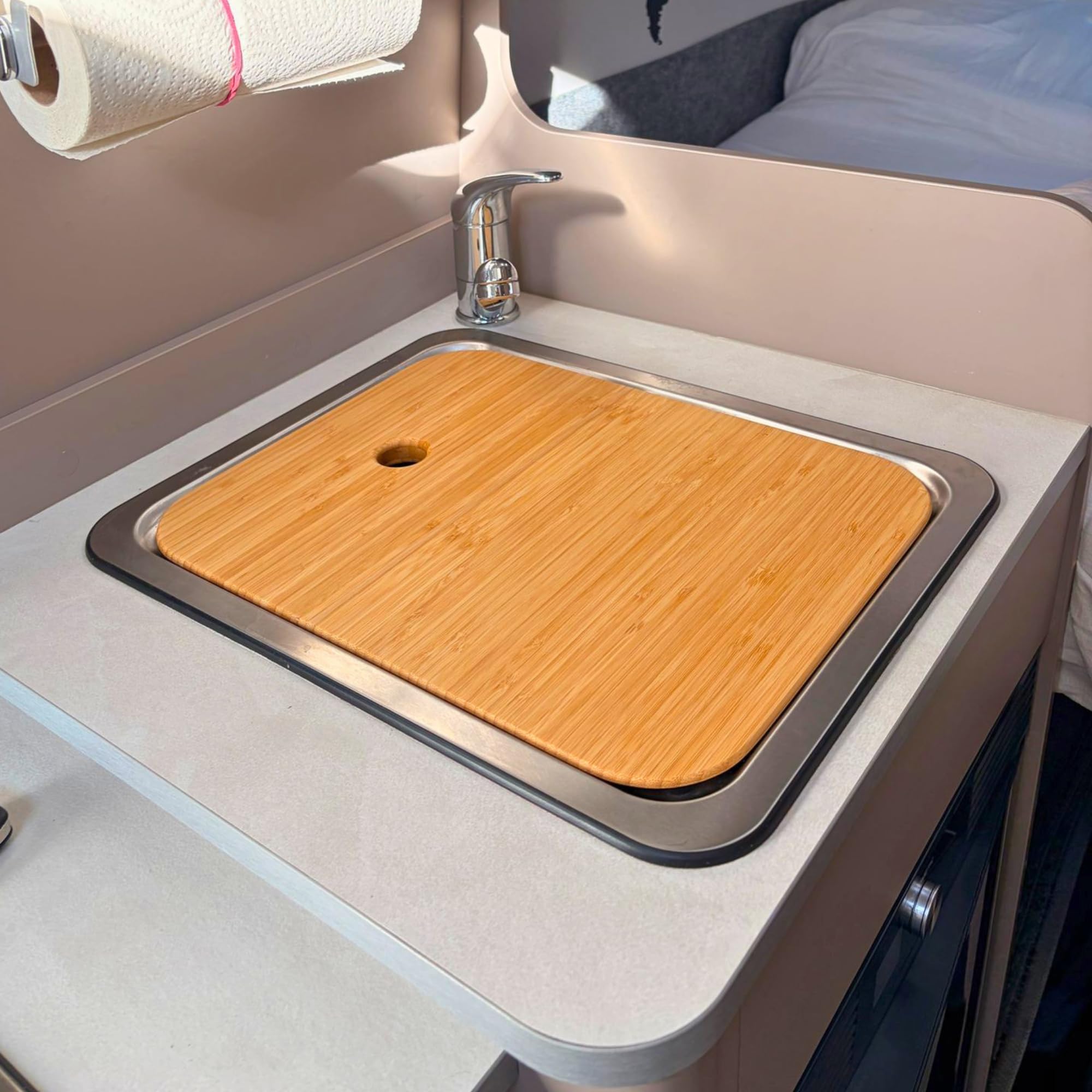 Spülenabdeckung für Carado CV Edition24 (2024) mit Schneidebrett – passgenaue Spülabdeckung Camper Wohnmobil Küche – Bambus 18 mm – mehr Arbeitsfläche Camping Zubehör