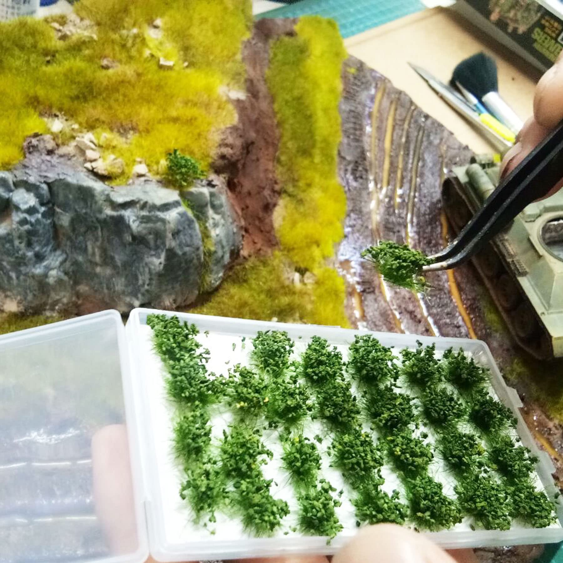 Cayway 64 Touffes D'Herbe Statique Miniature – Vert Flétri & Rouge – Pour Maquettes Train, Diorama, Paysage Modélisme