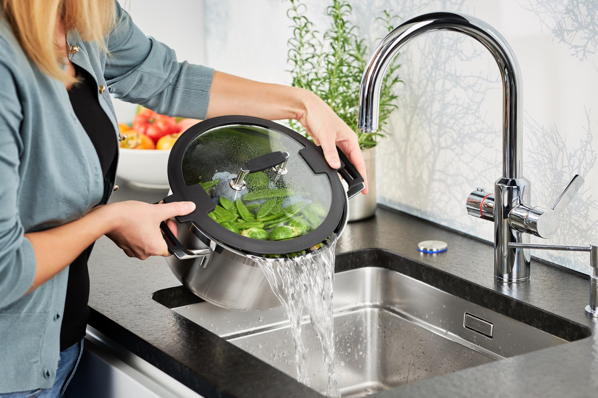 RÖSLE SILENCE PRO Topf-Set 5-tlg., Universaltopfset mit 3 Kochtöpfen, 1 Bratentopf und 1 Stielkasserolle, Edelstahl 18/10, Glasdeckel, Innenskalierung, induktions- und spülmaschinengeeignet