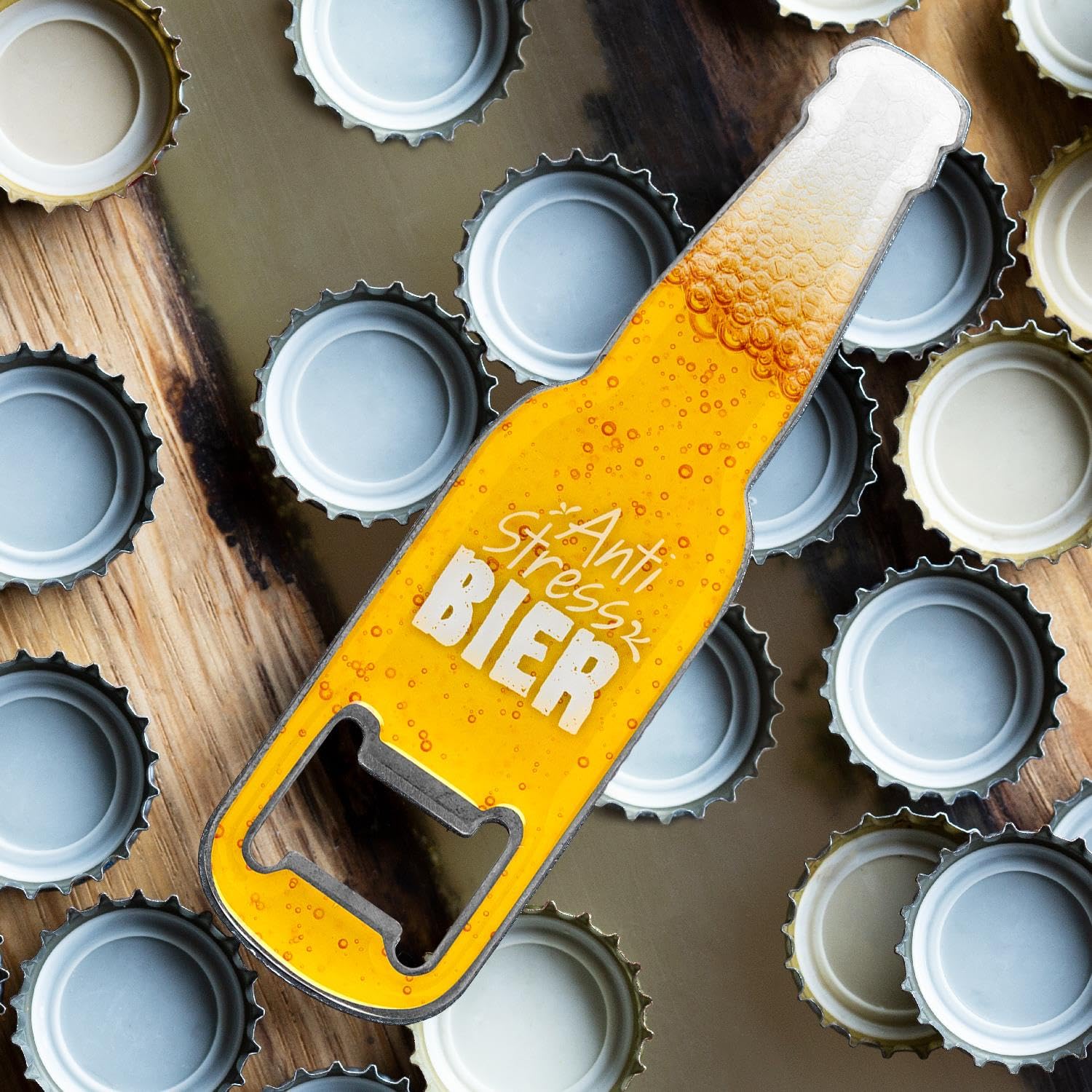 Un Décapsuleur Avec Un Chat, Kurilian Bobtail Longhaired. Une Solide