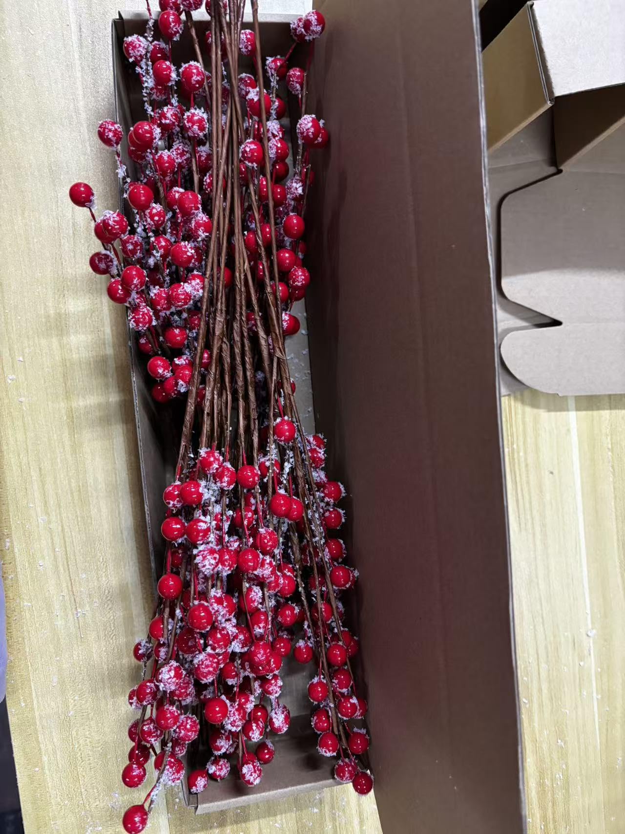 Thrjia Confezione da 16 steli di bacche rosse innevate da 42,9 cm, rami di bacche rosse innevate per matrimoni, festività natalizie, bacche di agrifoglio per albero di Natale