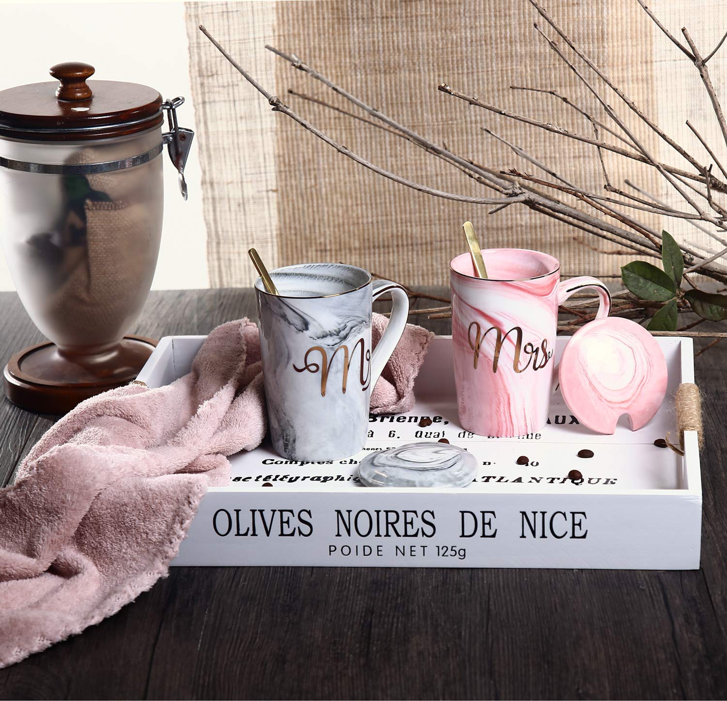 Coppia Tazze Caffè Mr e Mrs, Idee Regalo Originale per Matrimonio Sposi Fidanzamento, Nozze e Anniversario, Ceramica Marmo 400ml con Cucchiai, Coperchi e Biglietto D'auguri, Scatola Regalo Elegante