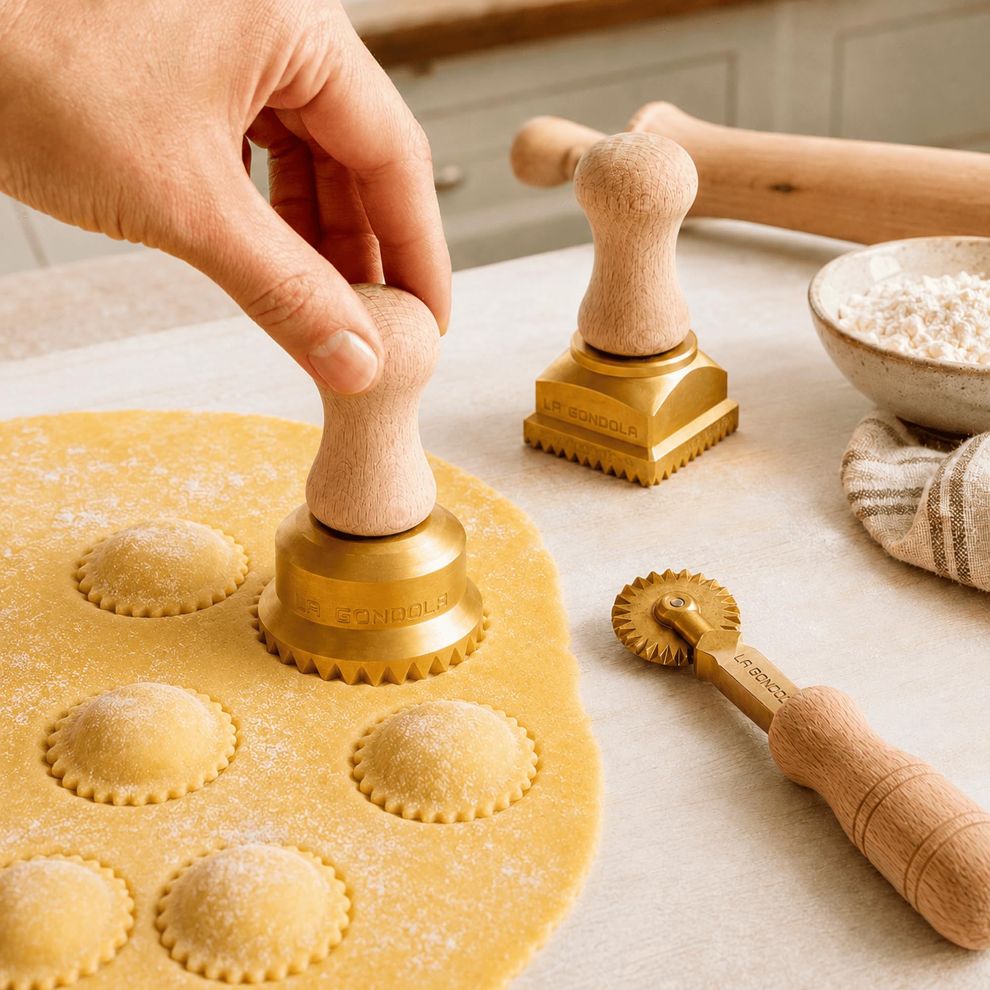 La Gondola 3er Set Pasta-Werkzeuge - Quadratische Gewellte 45x55mm & Runde Gewellte 50mm Ravioli Stempel & Teigrädchen Gewelltes Rad | Messing & Naturholz | Teigschneider Made in Italy