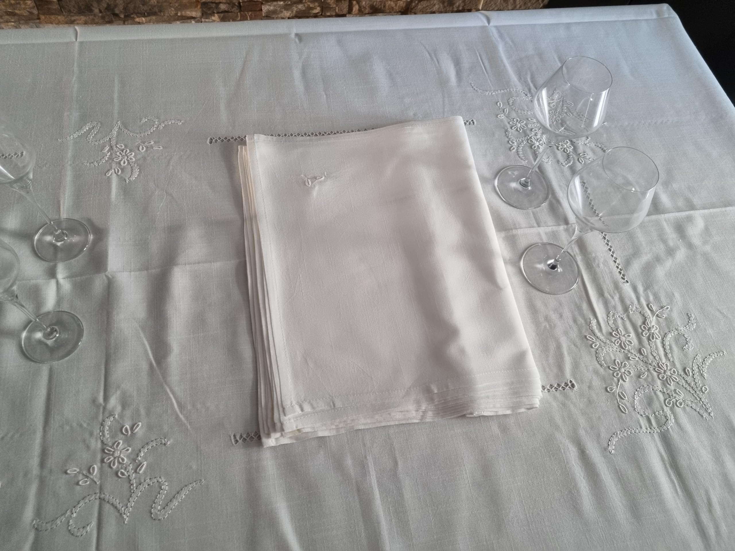 Tovaglia ricamo a mano misto lino 12 posti
