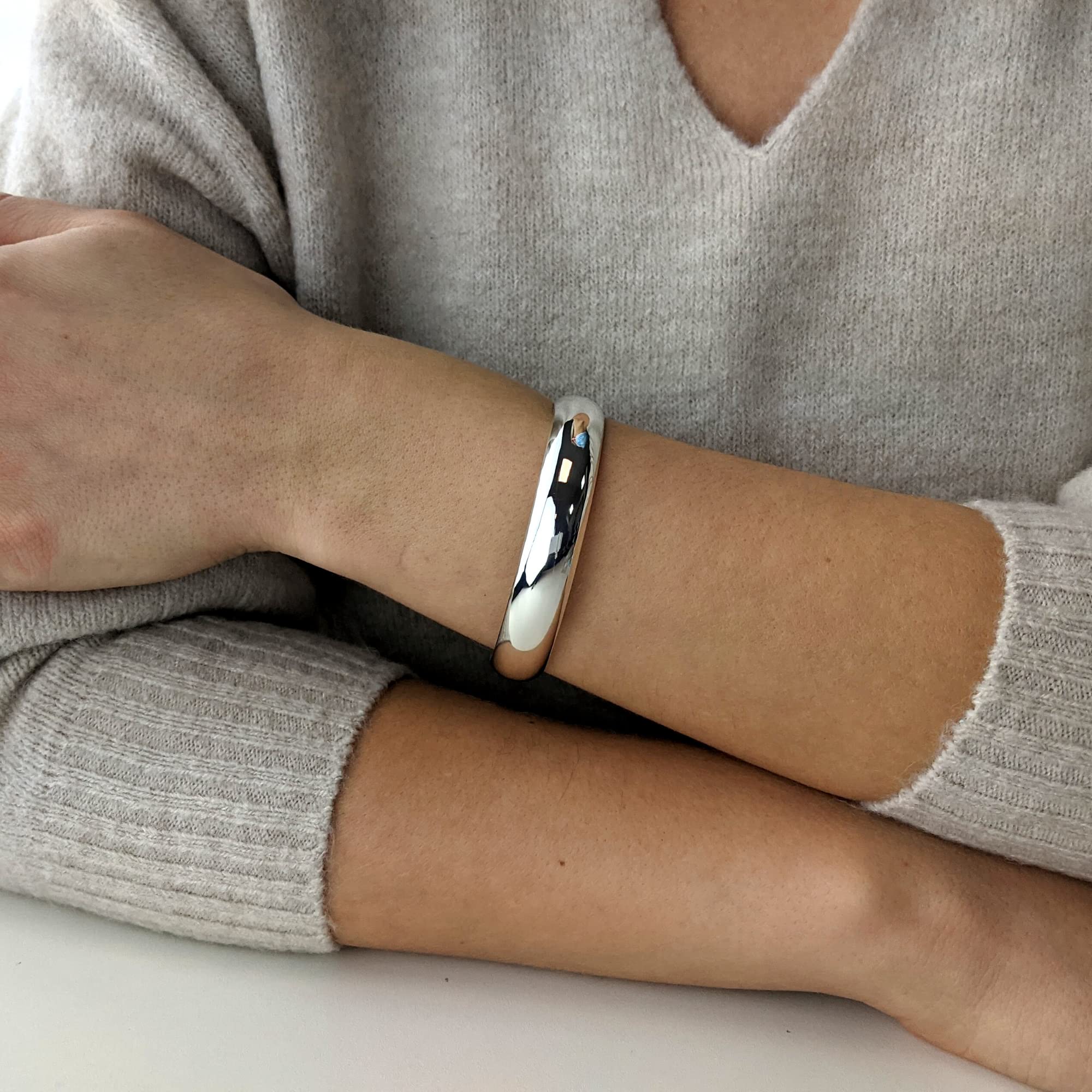 Silverly Brazalete Redondo Ancho de Plata de Ley 925 con Tubo Plano Curvo | Pulsera Clásica Sencilla de Plata para Mujer | Pulseras Anchas Apilables para Mujer | Regalos para Esposa, Mamá y Tía